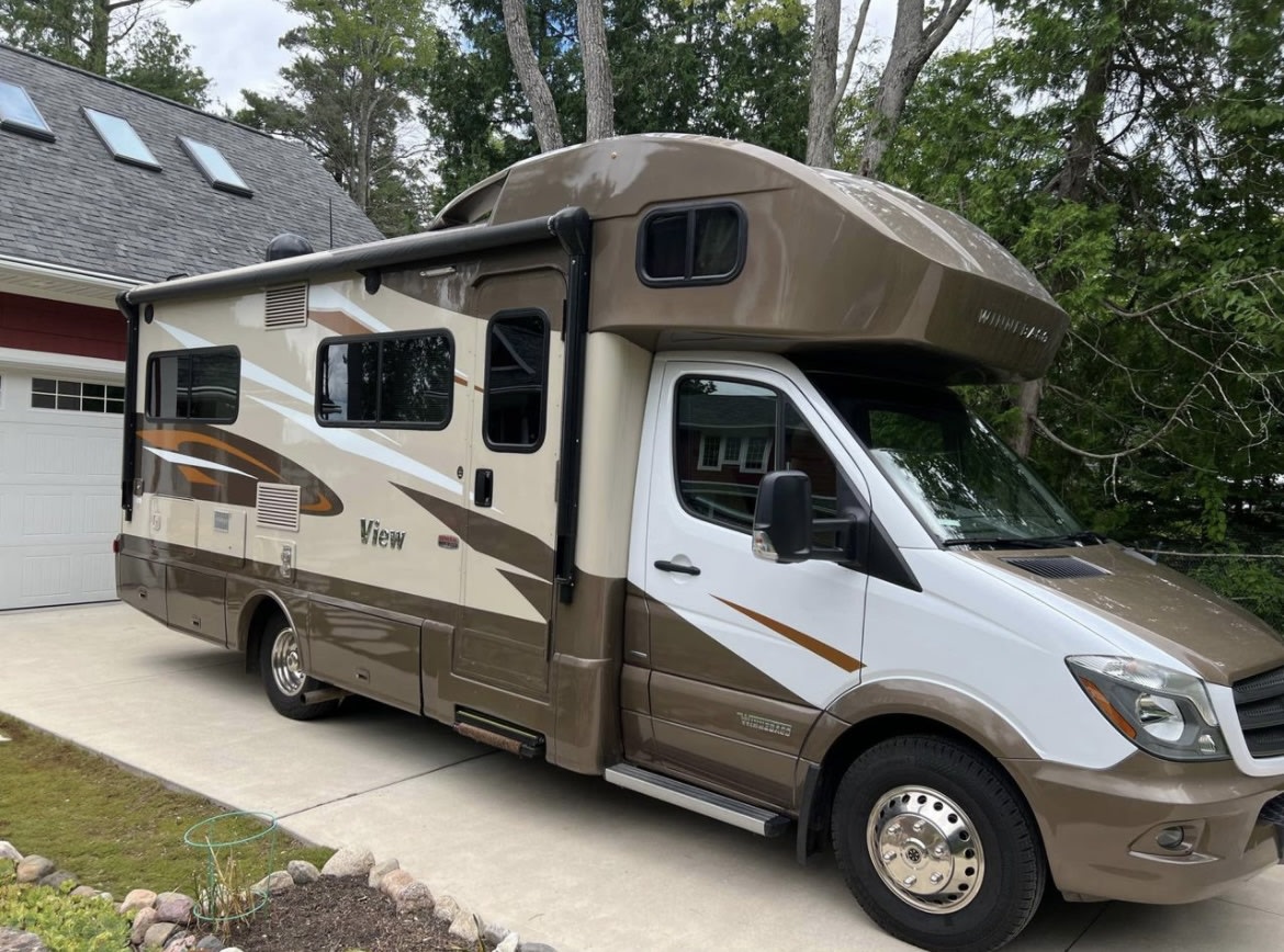 Elite Road Retreats - Winnebago View with 17+ MPG Mercedes Diesel Chassis