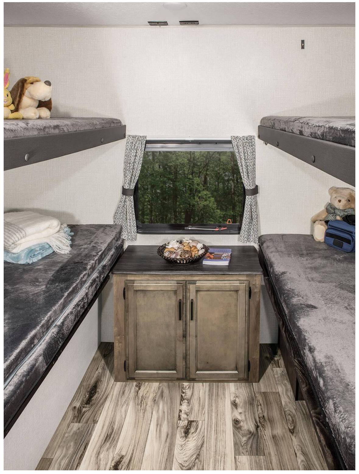 RV rental: Bunk beds with central cabinet, window, and wood floor. Cozy sleeping area for family trips.. Venture Stratus 291VQB 2023