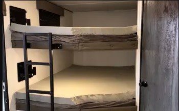 This RV rental offers practical bunk beds, ideal for family travel or camping accommodation.. Keystone RV Hideout 2023