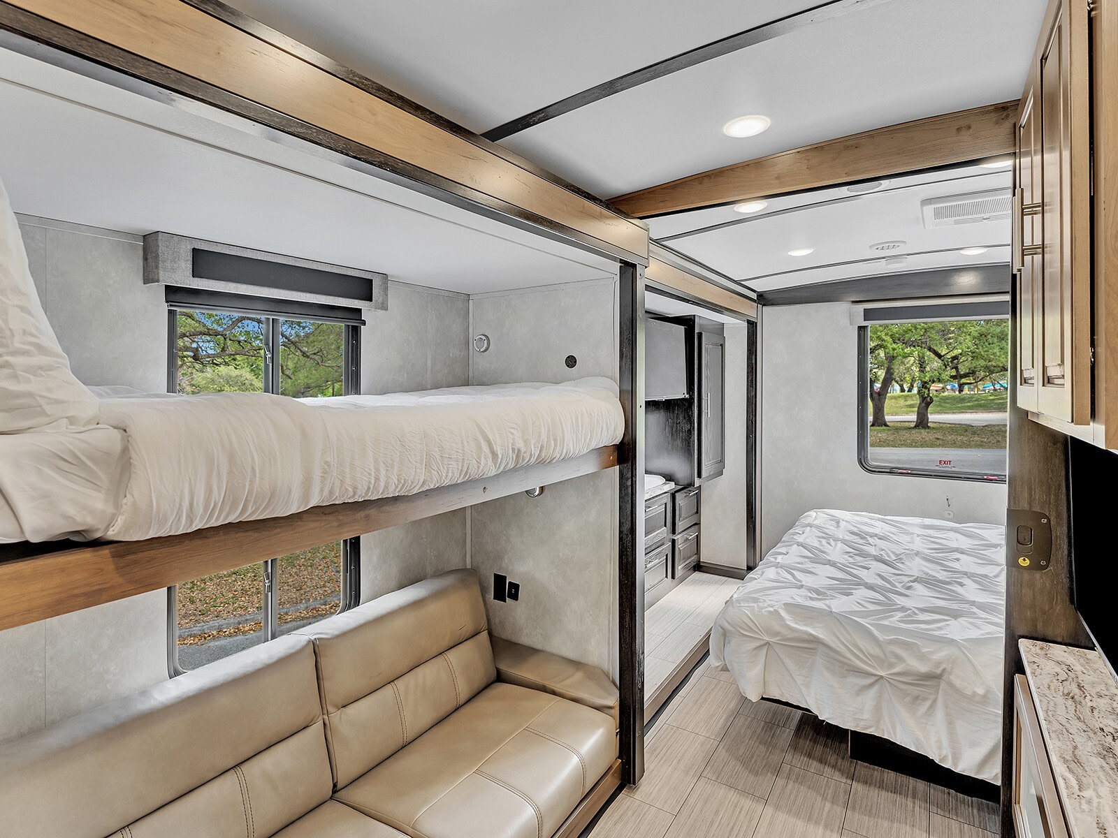 Experience comfort in this RV rental! Features a bunk room with sofa, plus a separate main bedroom, ideal for families.. FR3 FR3 Motorhome 2021