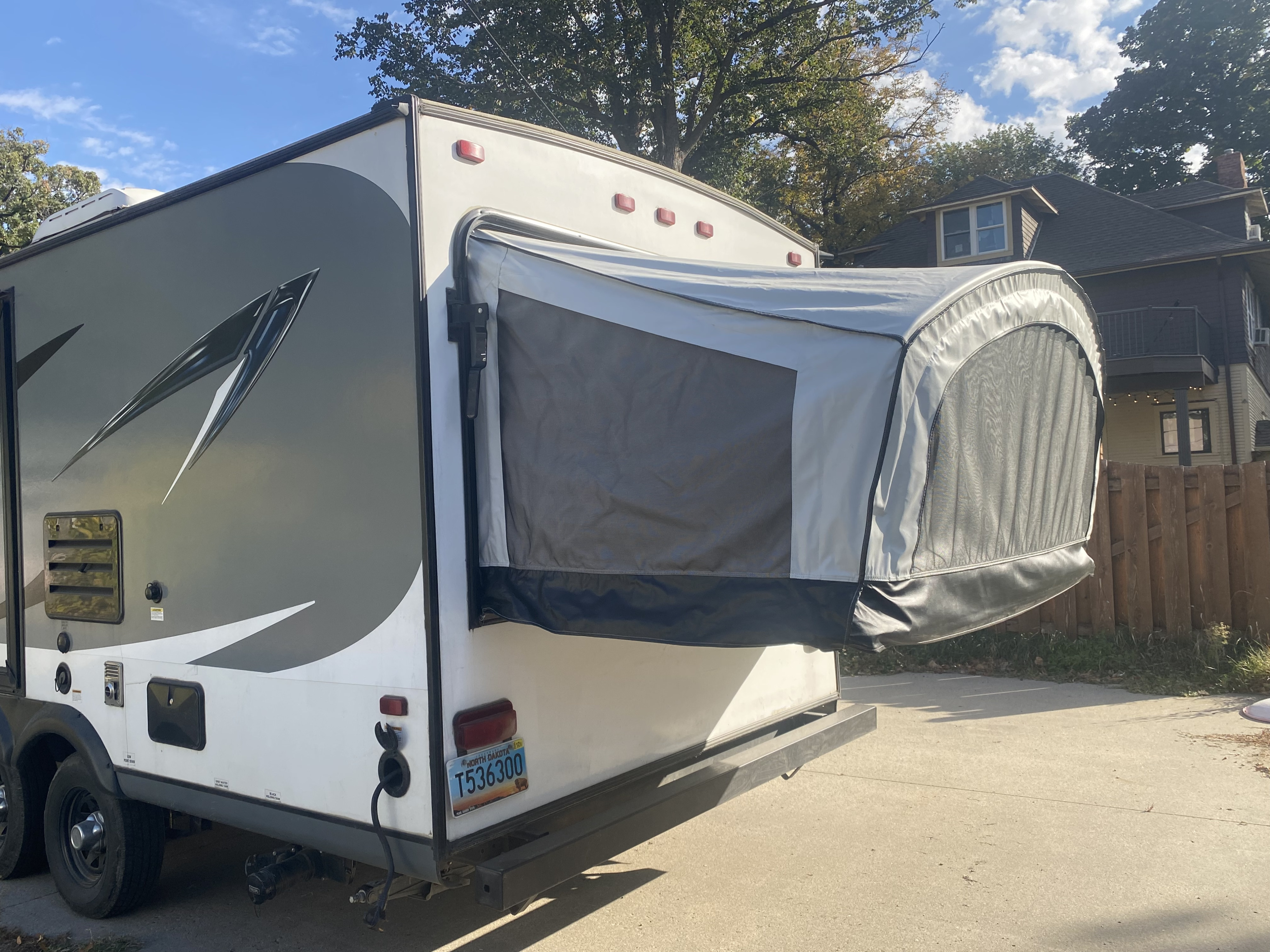 Lightweight 24’ Jayco Feather - Sleeps 7, Family Ready!