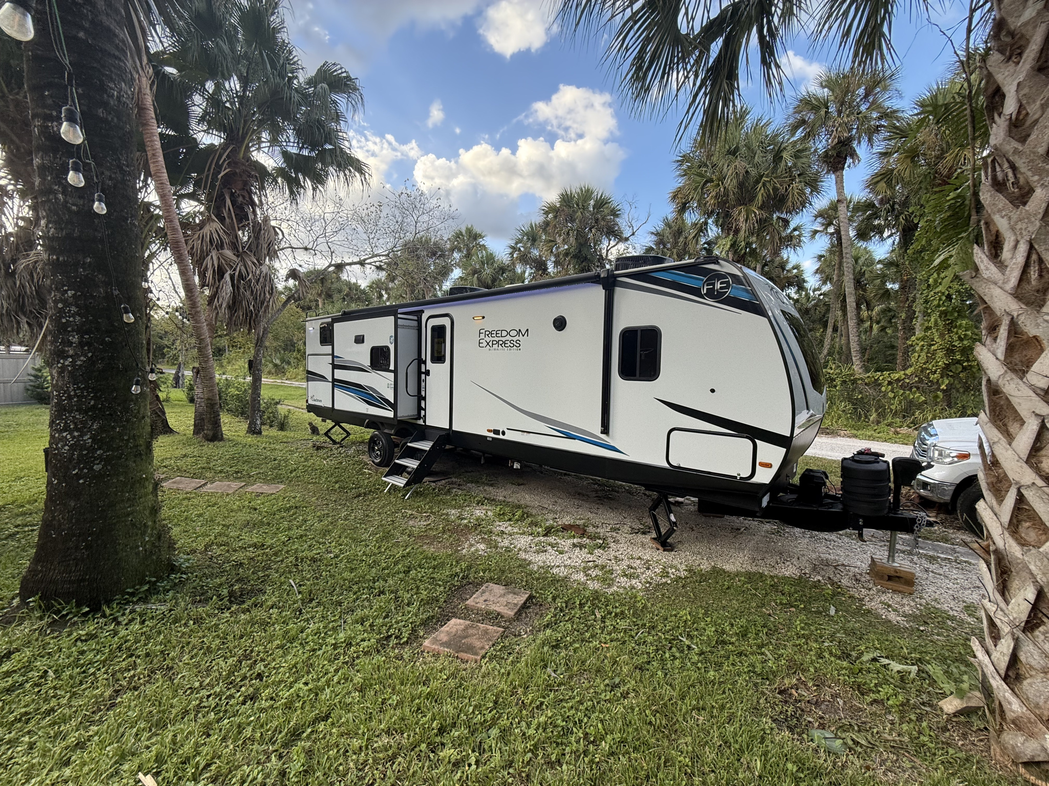 2024 Coachmen Freedom Express Ultra-Lite 320BHDSLE