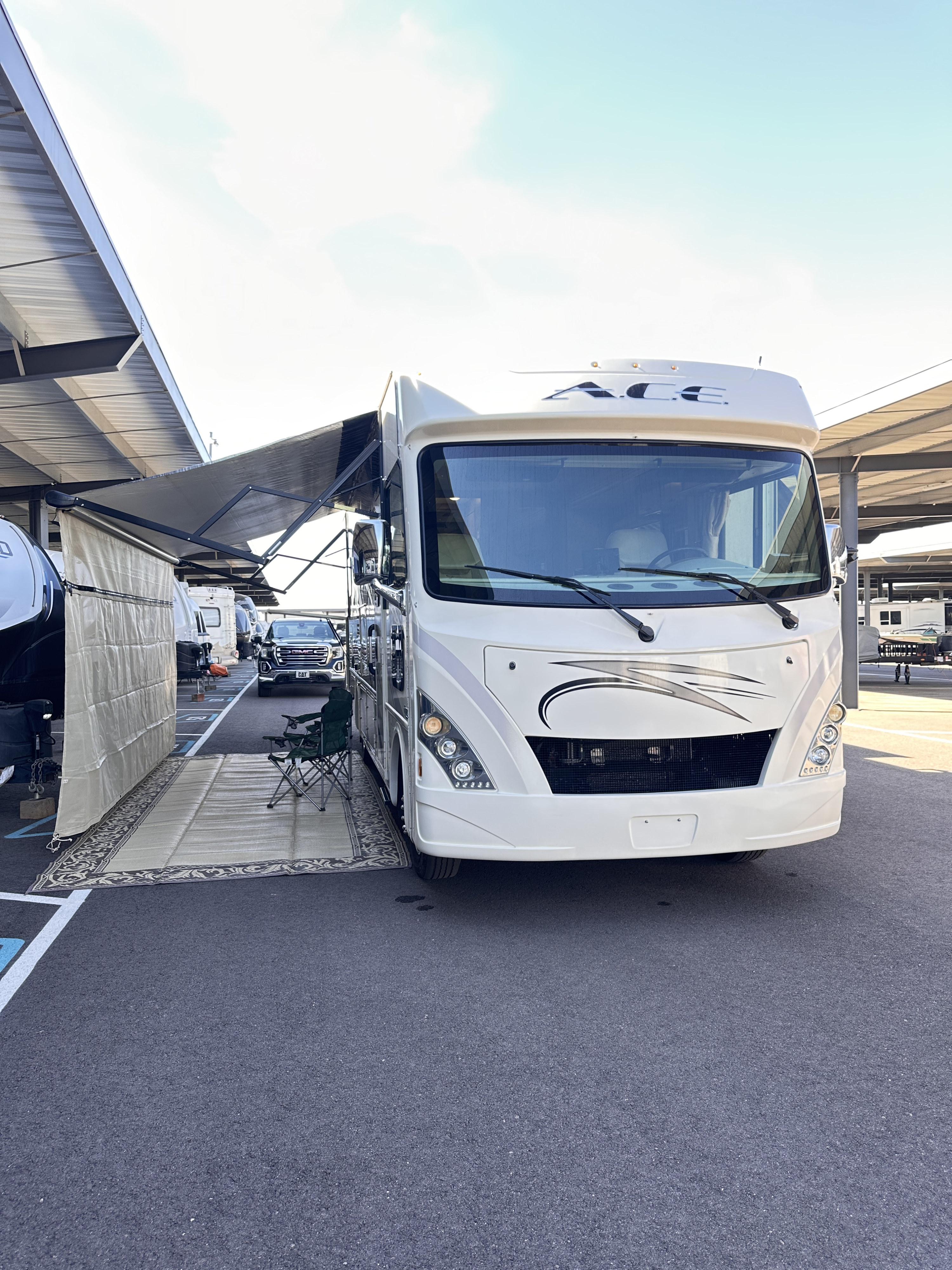 THOR Motor Coach - Luxury Class A motorhome with lot of space