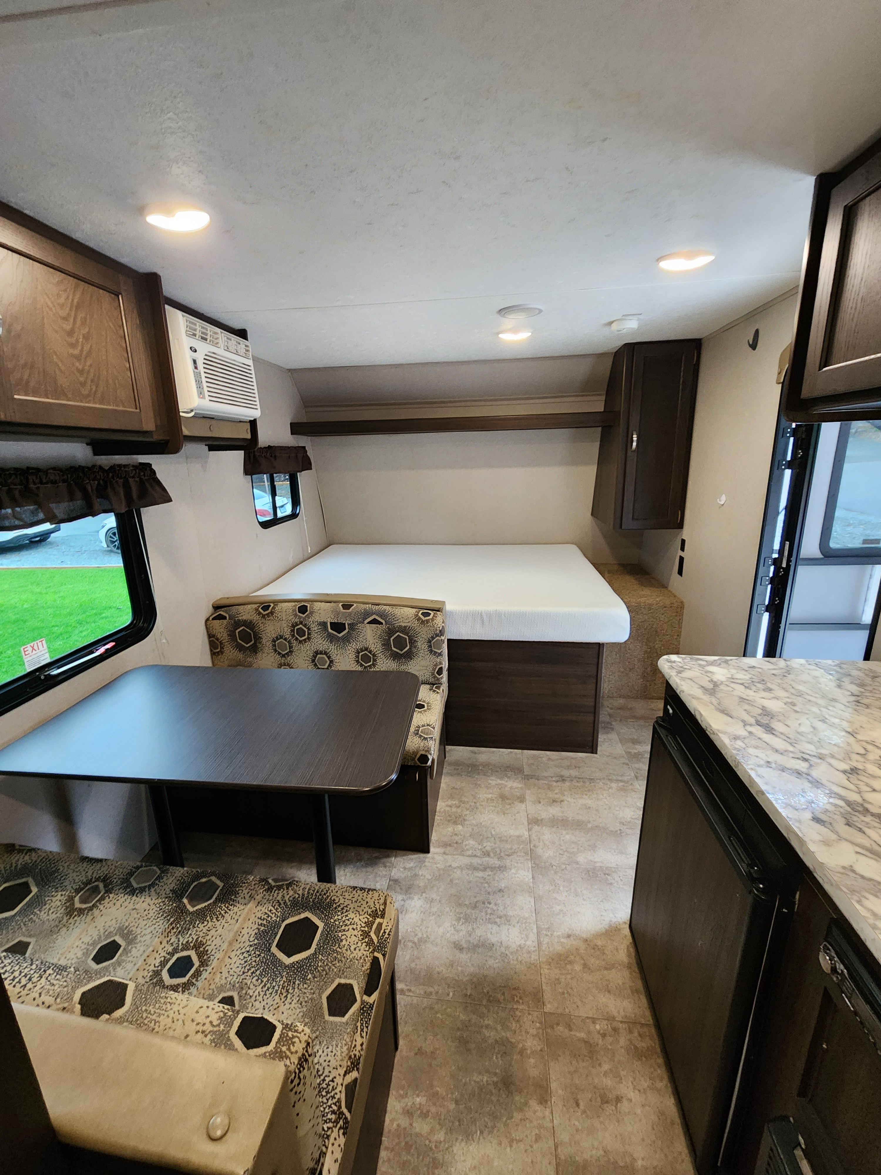 Step inside this inviting RV rental. It offers a dinette, comfy bed, compact kitchen, and overhead storage.. Keystone RV Springdale 2018
