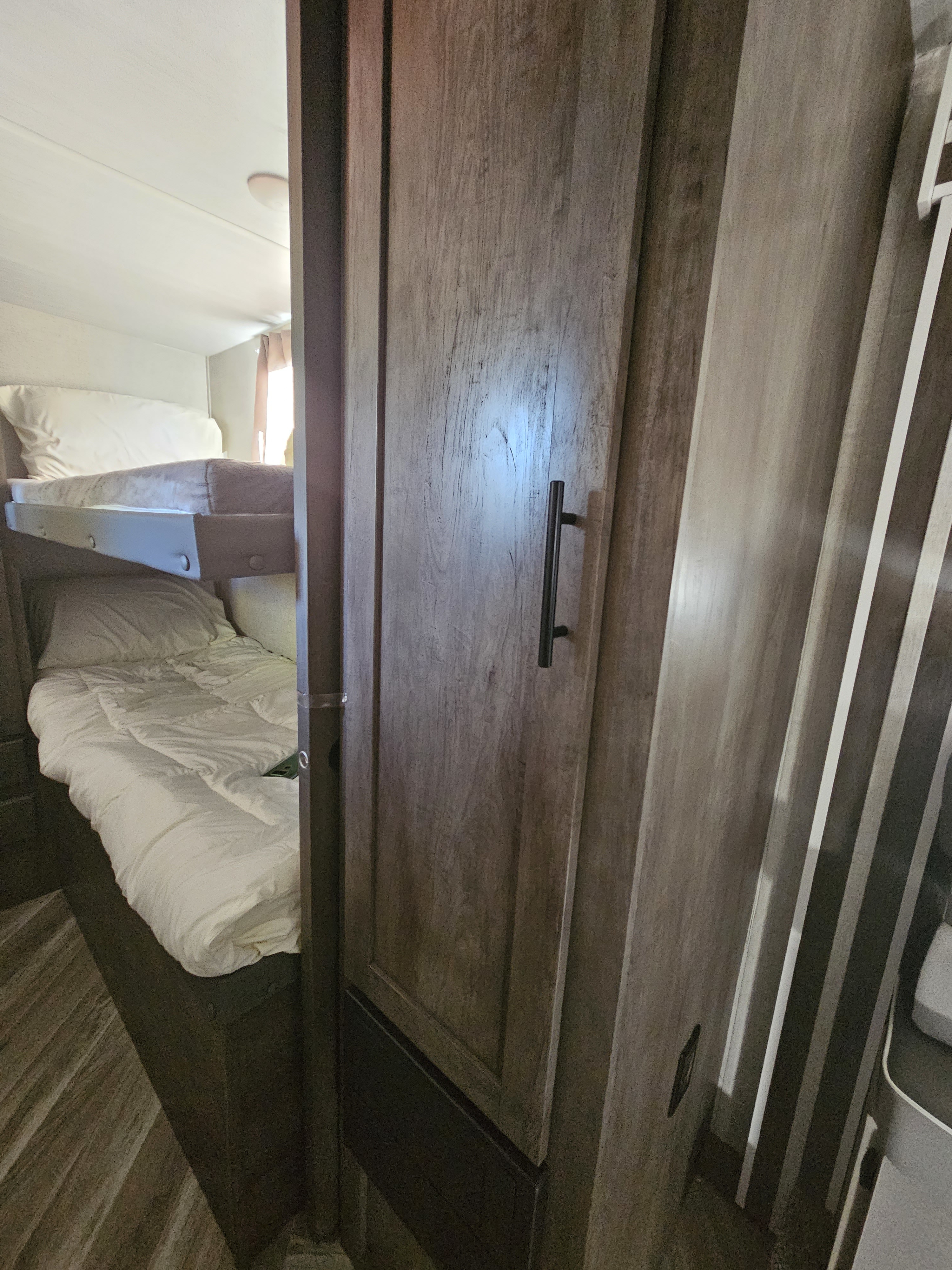 Comes with four (4) bunk beds , sheets, pillows, and comforter. Forest River Wildwood X-Lite 2021