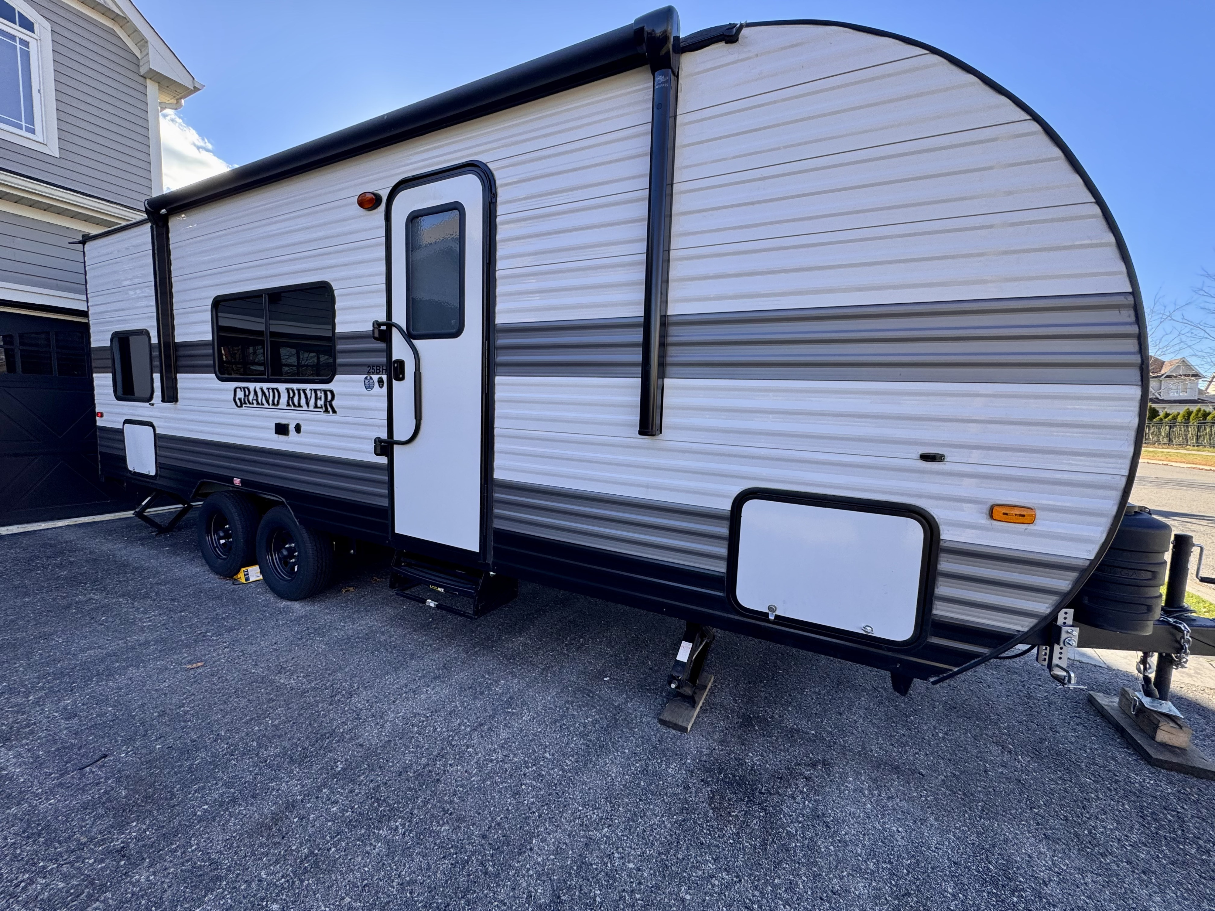 Luxury 2025 Grand River Bunkhouse | Sleeps 6, Pet-Friendly, Easy Tow