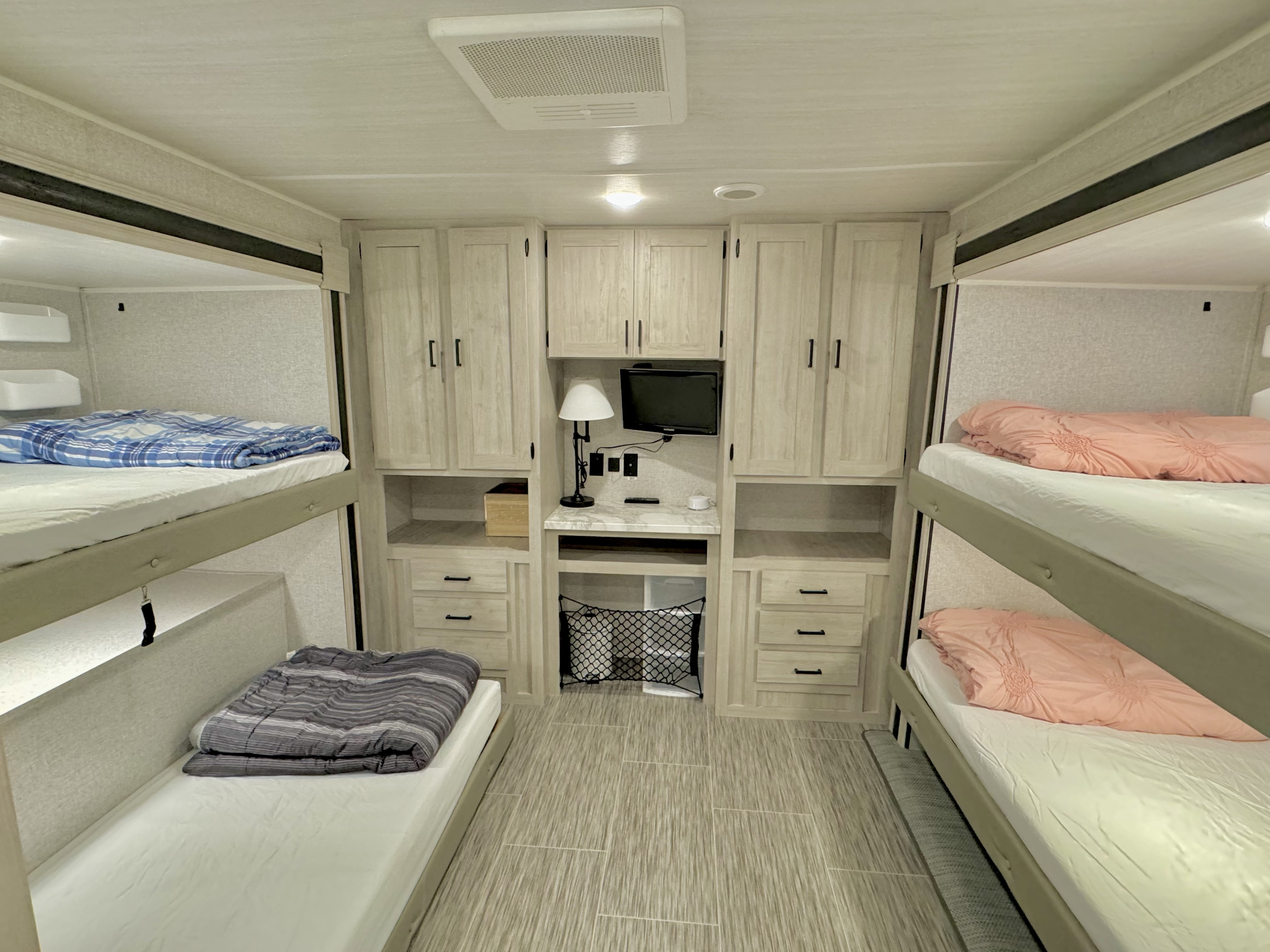 RV rental with comfy bunk beds (four total), ample central storage, and a work desk. Ideal for family road trips.. East to West Silver Lake 2022