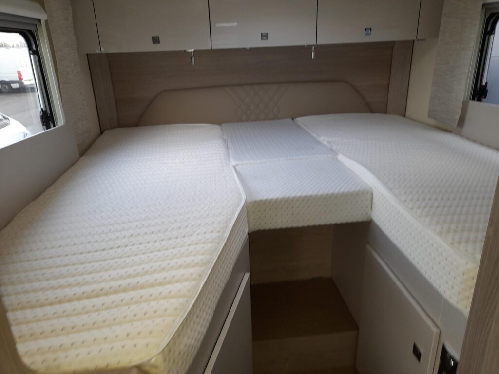RV rental interior: Comfortable twin beds with overhead storage. Beds can combine into a large double, ideal for motorhome adventures.. Bürstner T620g 2023