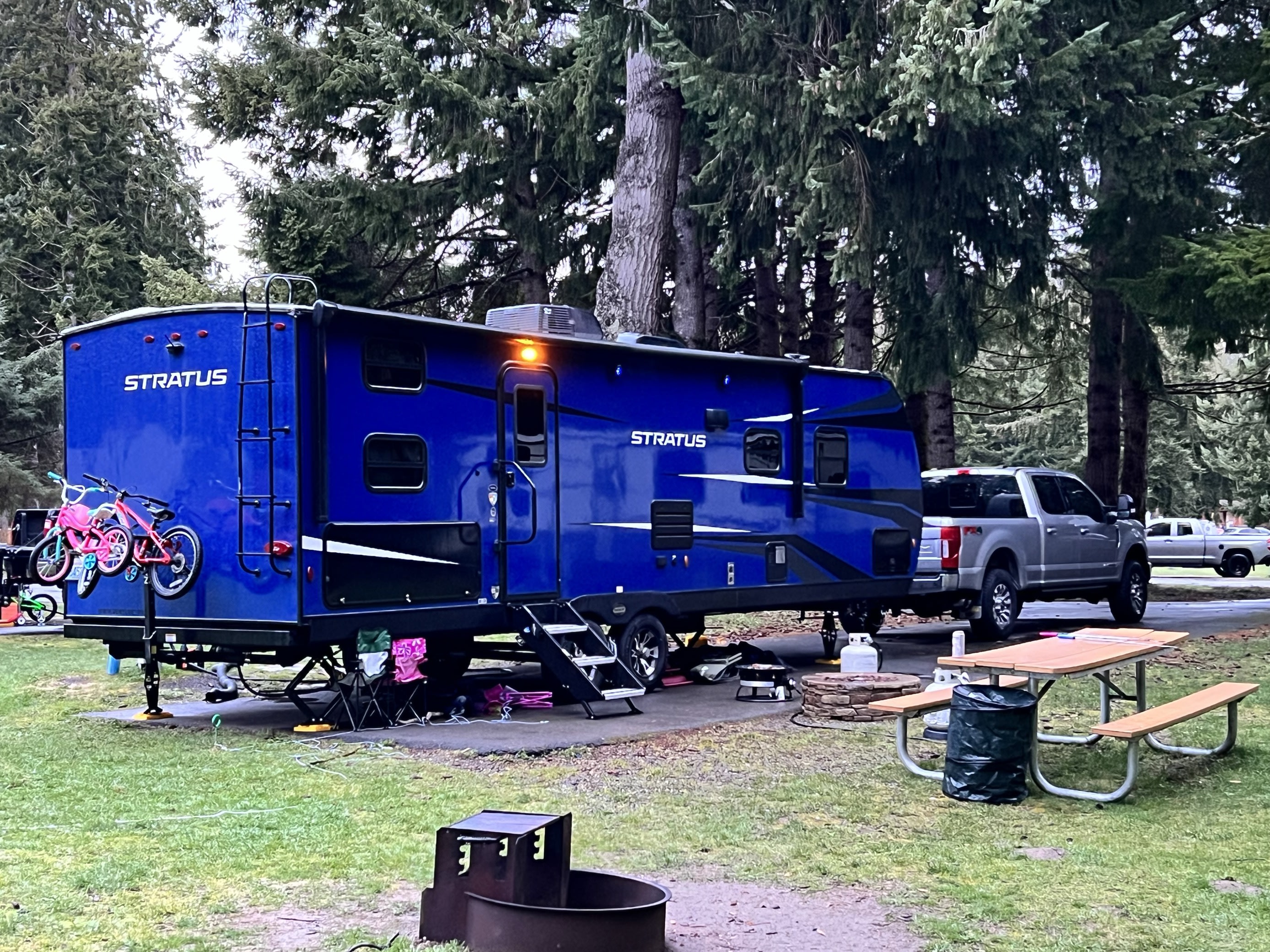 2021 Stratus 28 ft BUNK HOUSE Travel Trailer