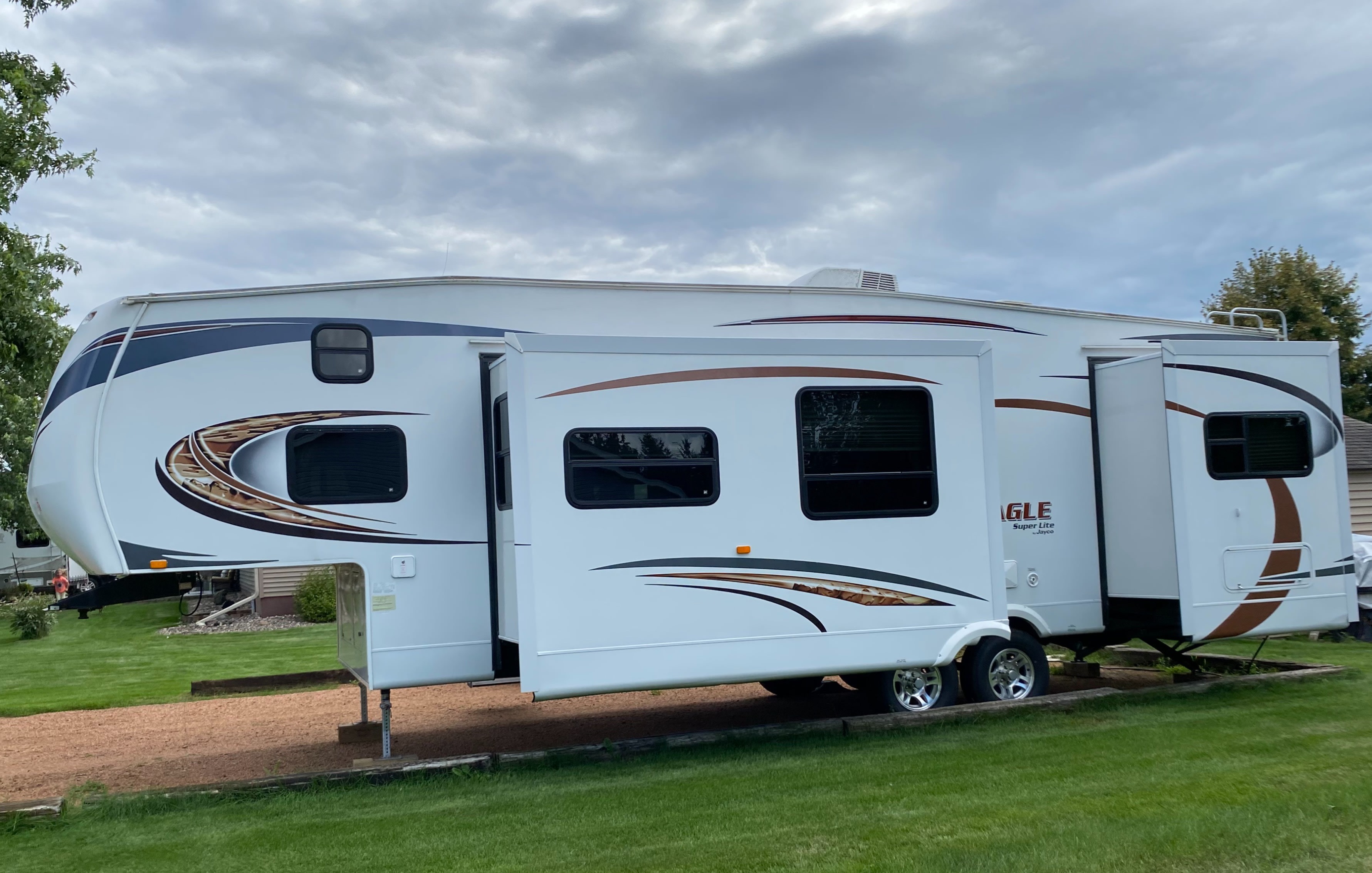 2012 Jayco Eagle 5th wheel bunkhouse-Sleeps 8-Pet Allowed-So Much Included!