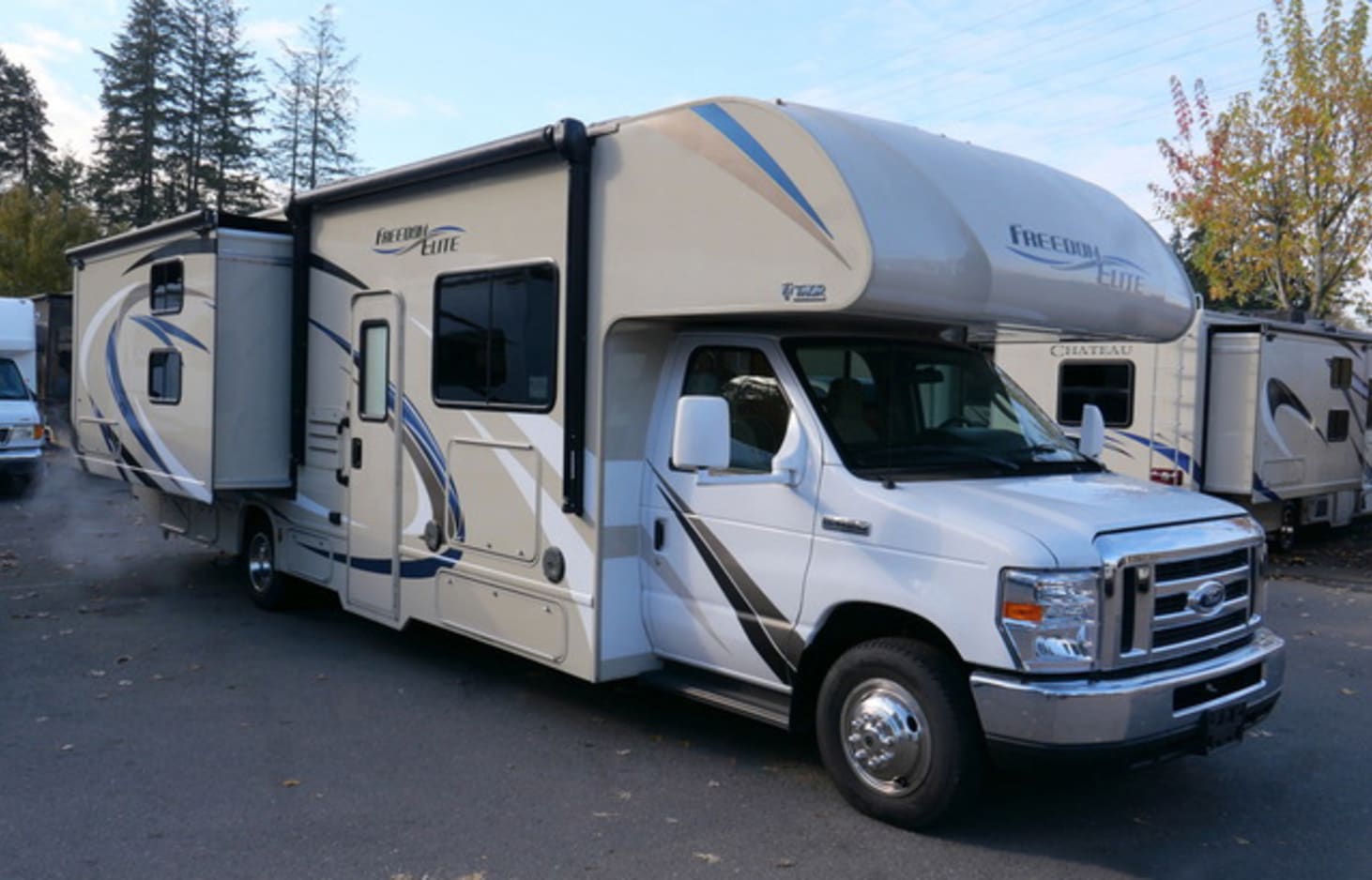 2018 Thor Freedom Elite 30FE Class C RV- Sleeps 10