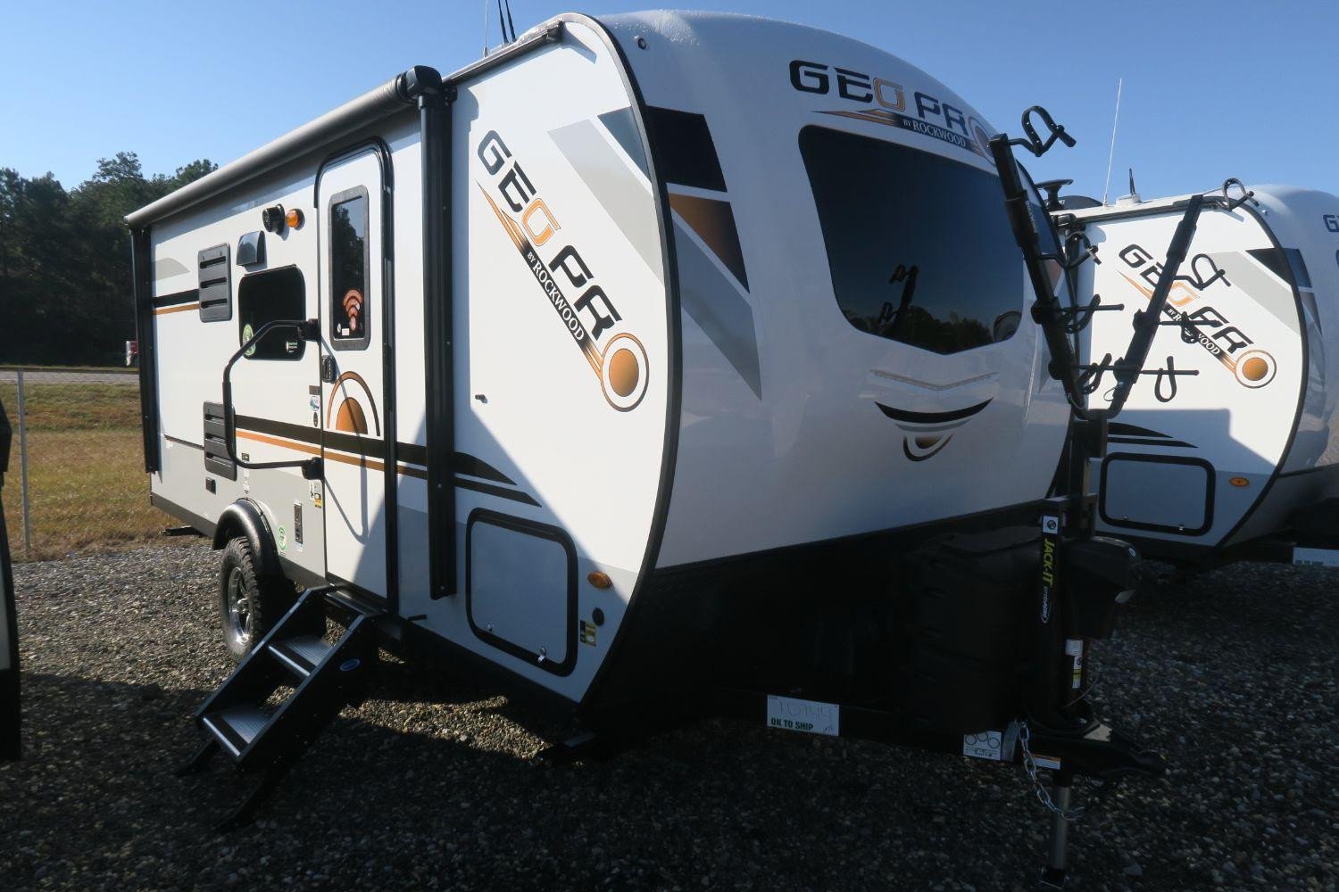 The perfect cozy camper with bunks !