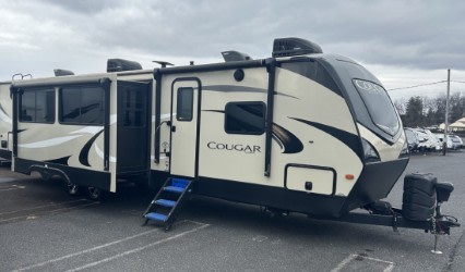 COZY COUGAR WITH KING BED, 4 BUNKS AND OUTSIDE KITCHEN *FREE DELIVERY*
