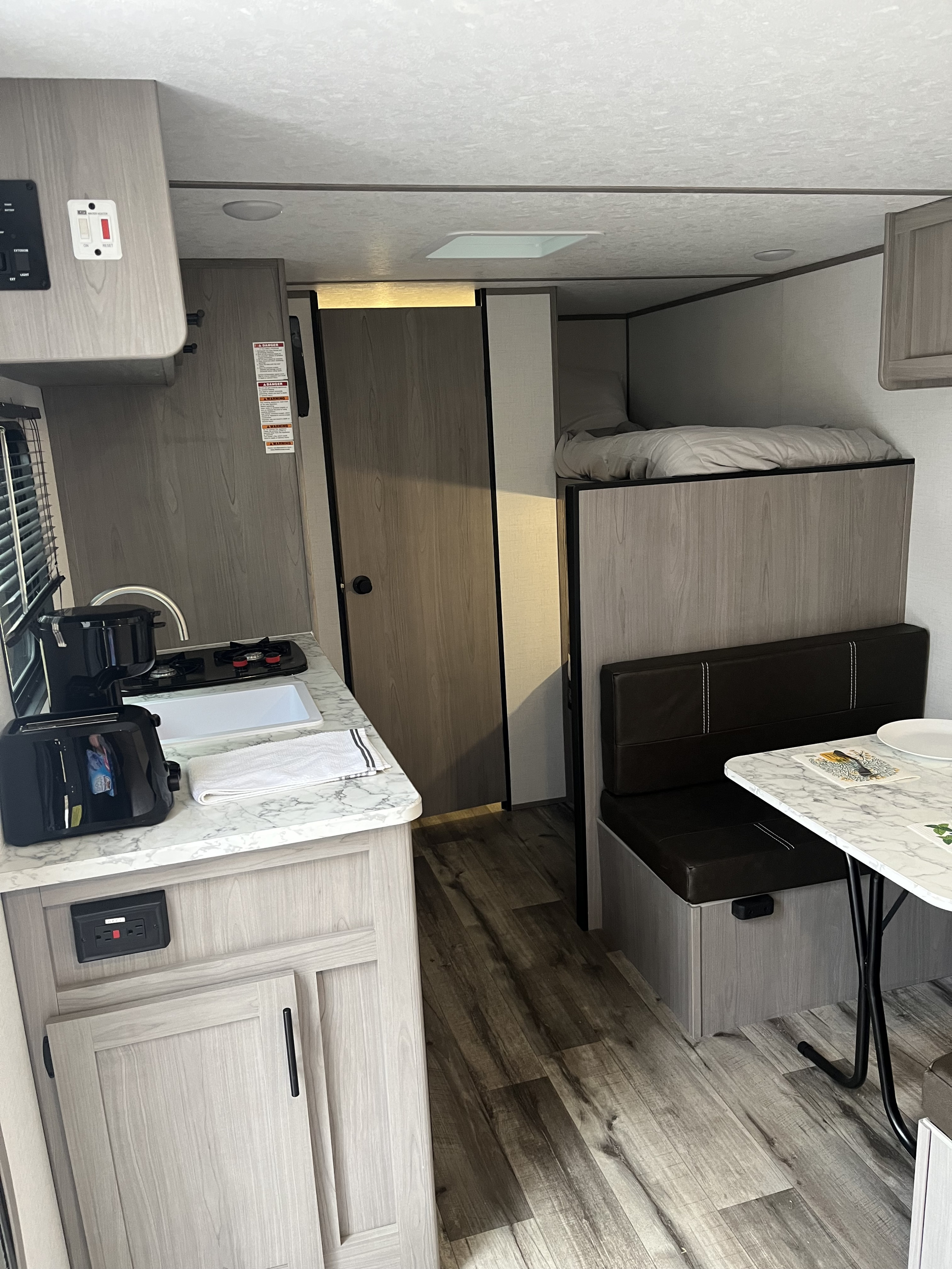 2024 Coleman Lantern LT 17B, Comfortable Camper for Unforgettable Trips!