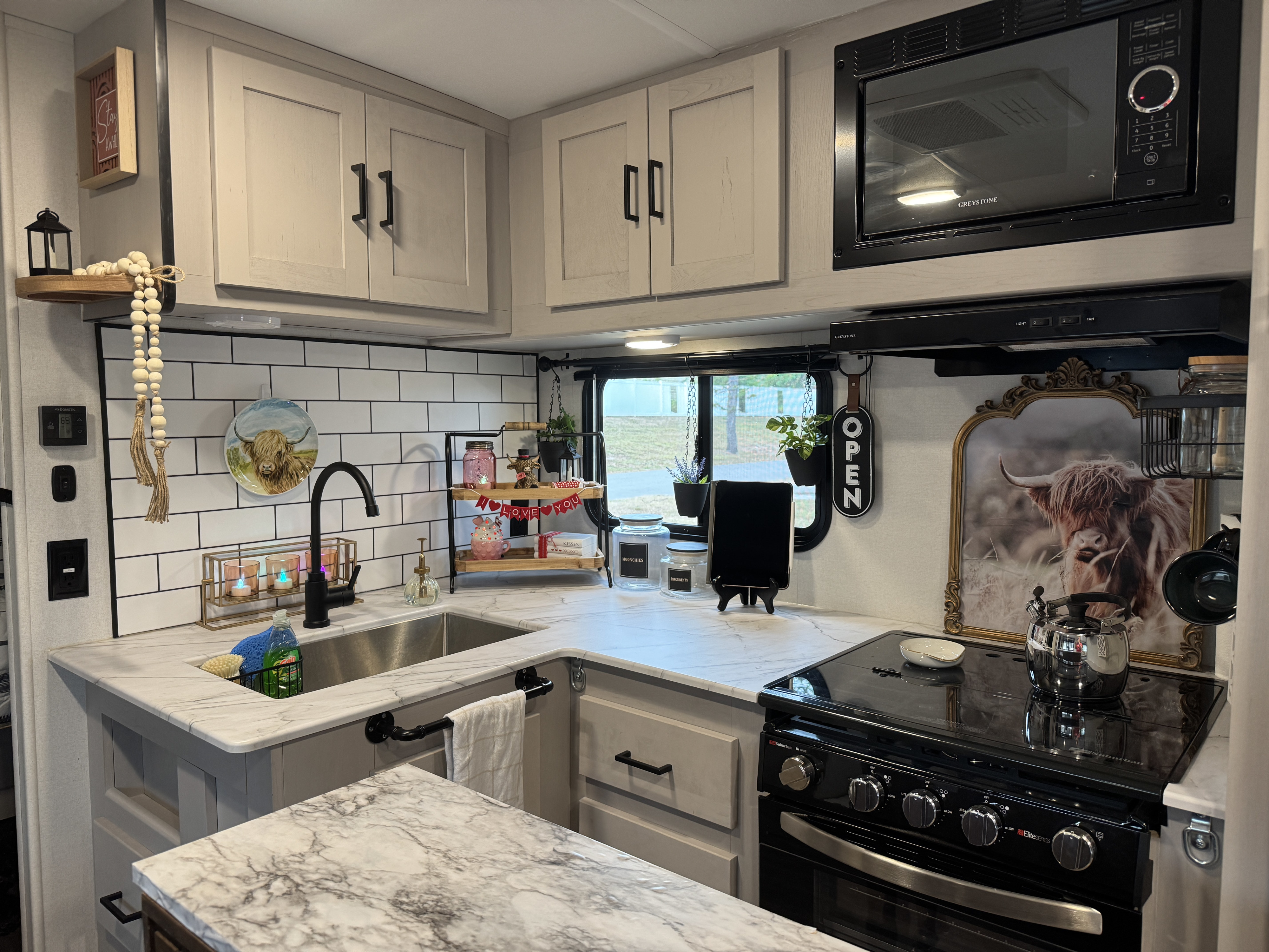 * LUXURY DELIVERED TO YOU* HIGHLAND HIDEAWAY