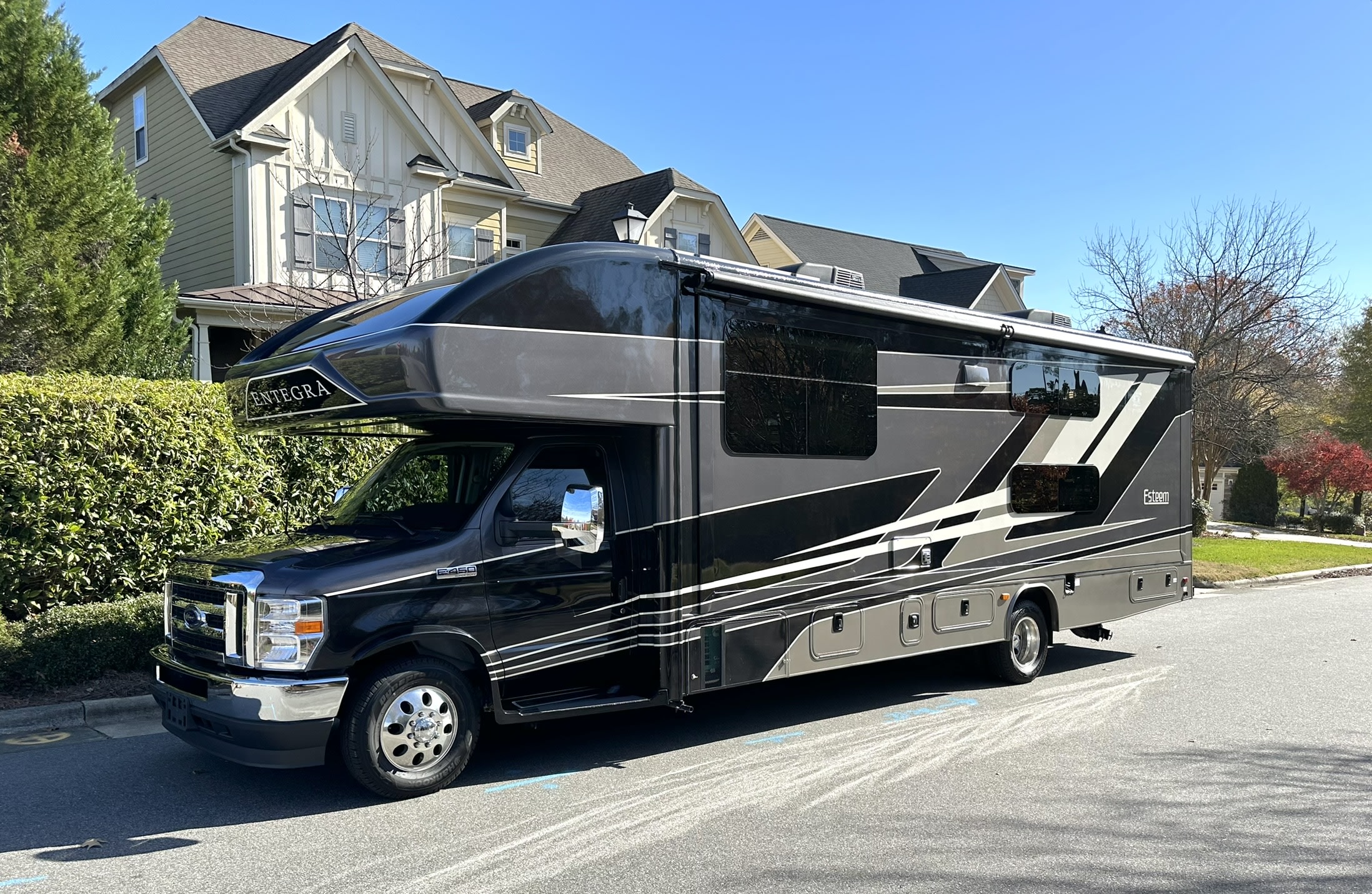 ‘Endeavor’ Loaded with Amenities + Sleeps 10!