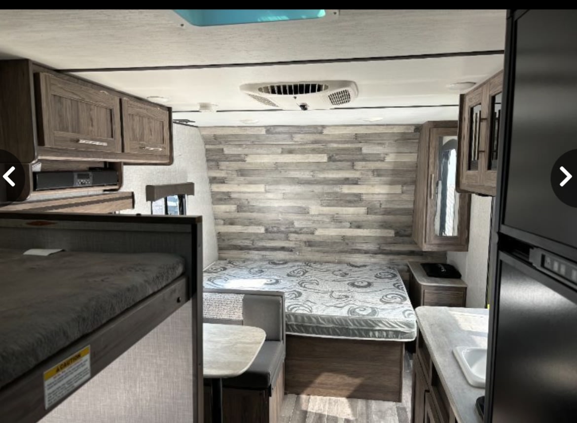 This RV rental features bunk beds, a dinette, and a rear bed. Compact kitchen and overhead cabinets offer full comfort.. Crossroads RV Zinger Lite 2021
