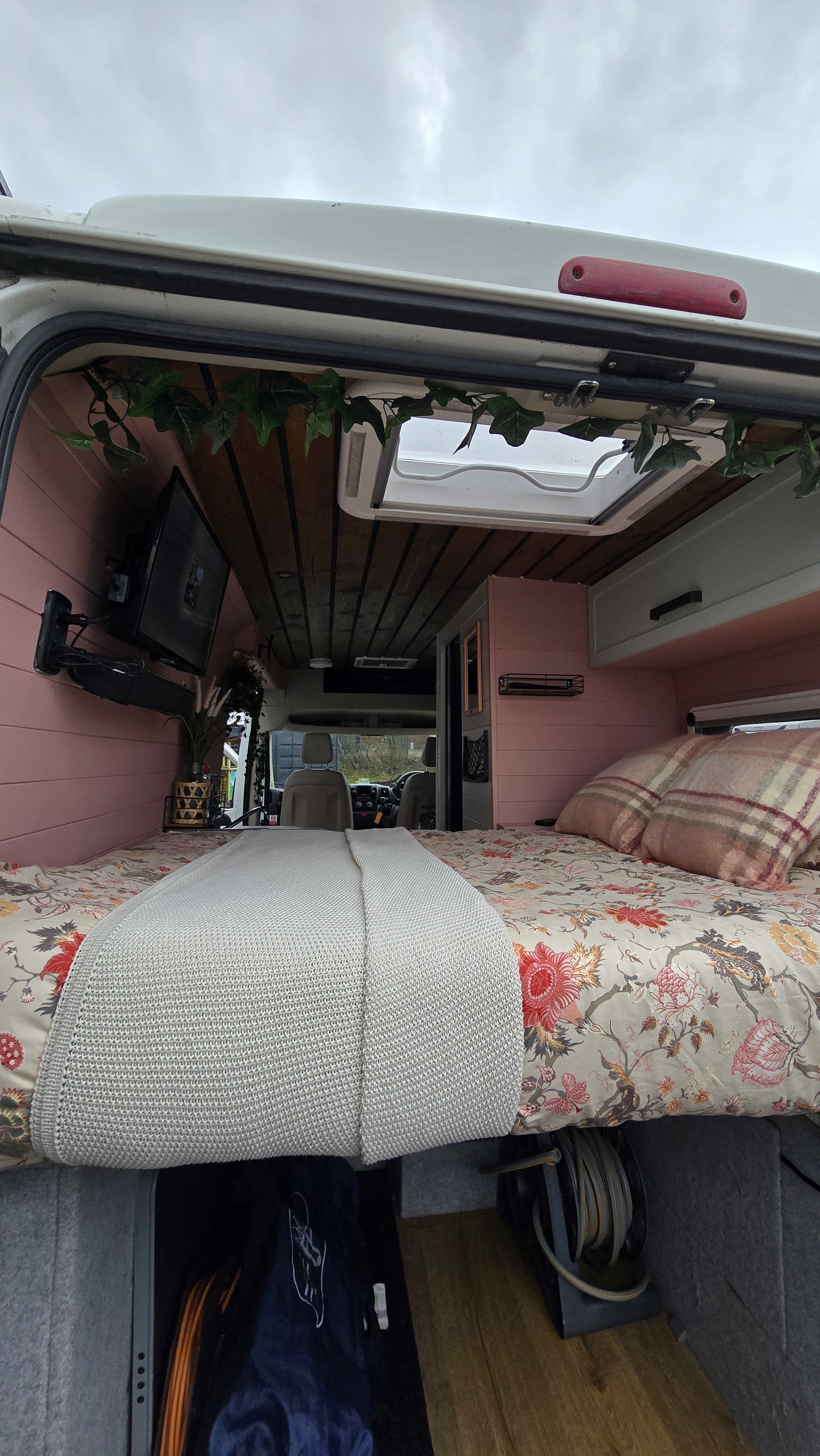 Step inside a vibrant rv rental: custom pink interior, comfy bed, TV, and skylight for your adventure.. Citroen Relay L3H2 2017