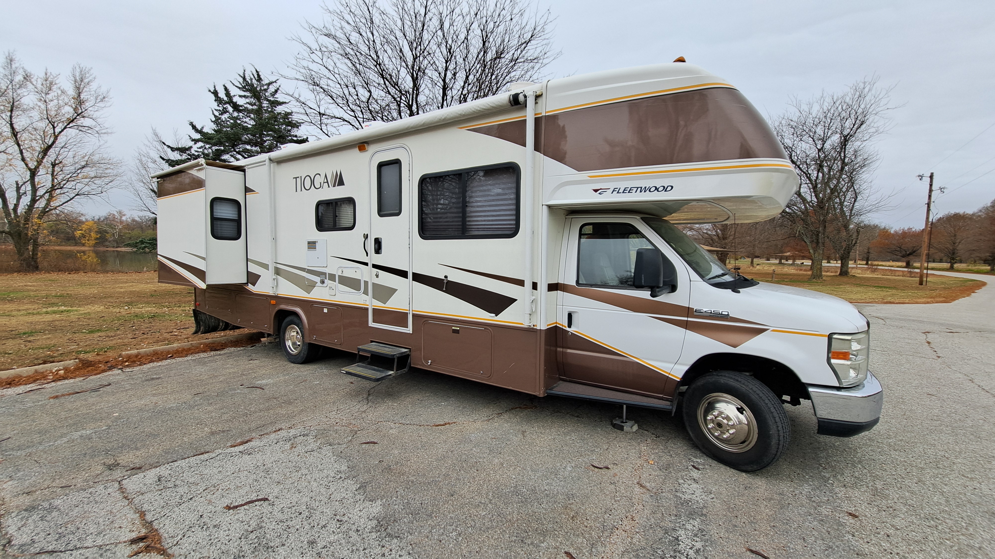 2008 Fleetwood RV Tioga 31M - Self Leveling