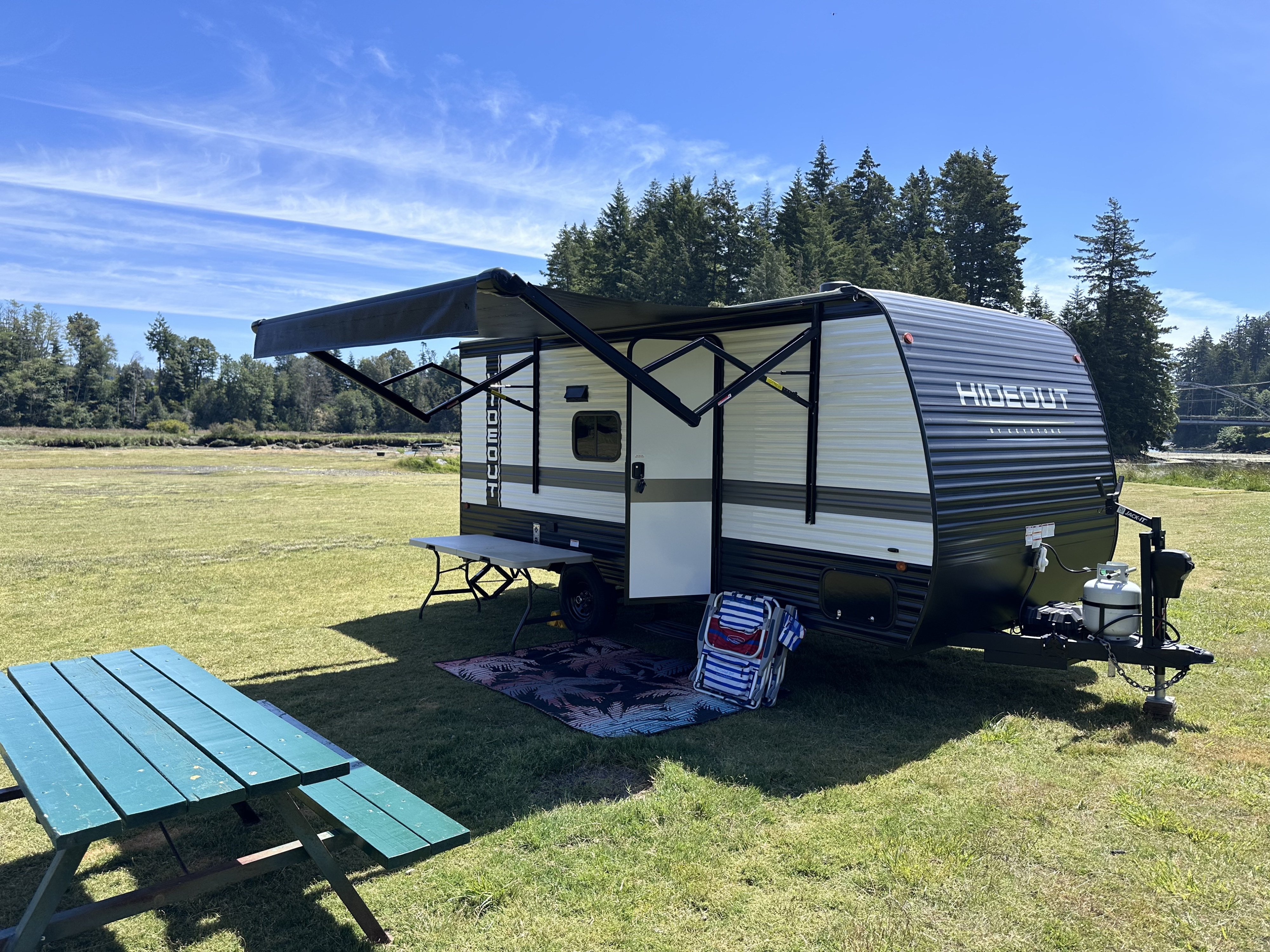 2024 KEYSTONE HIDEOUT WITH SOLAR!