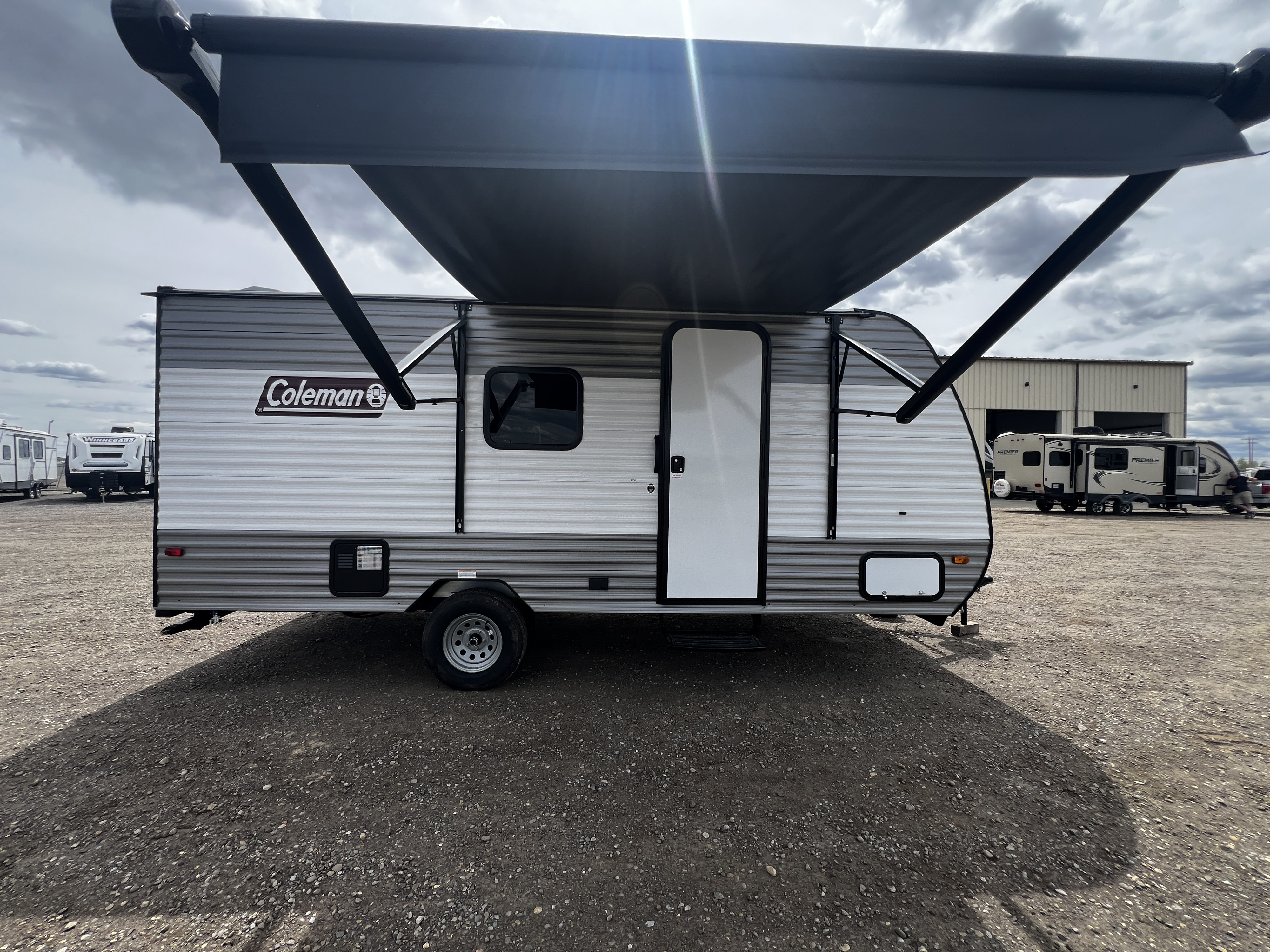 Cozy & Loaded 21.5’  SUV towable trailer - Sleeps 5 with A/C, Fireplace
