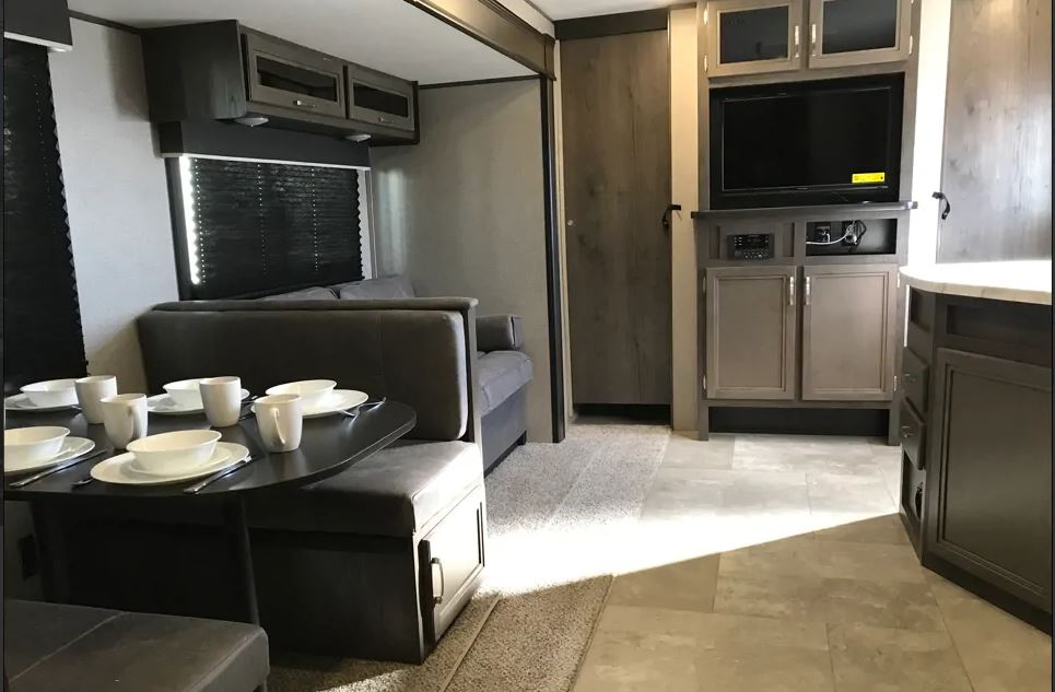 ouRVrentals2 (1 slideout and outdoor kitchen)