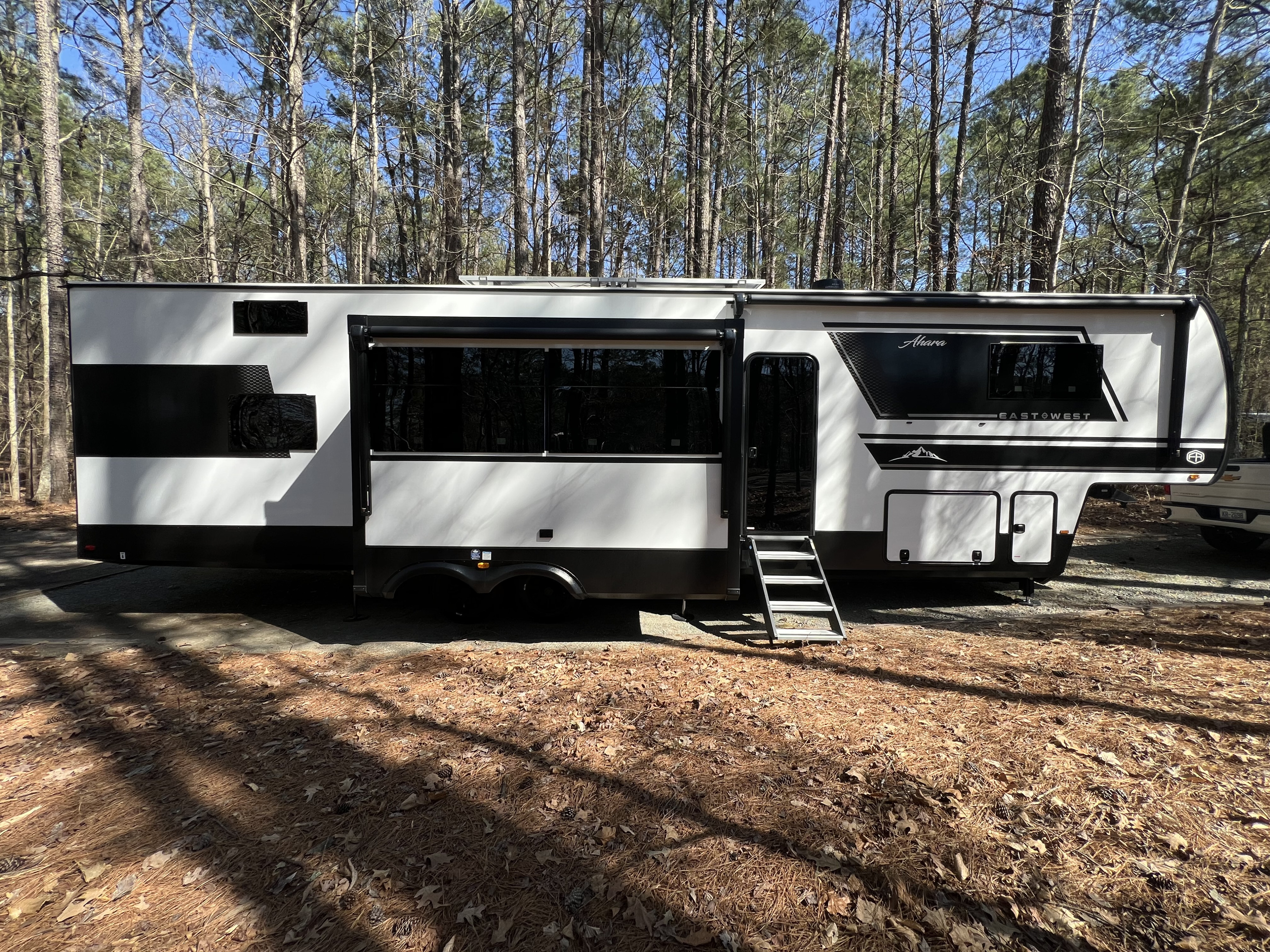Luxurious Brand New 2025 East to West Ahara 390DS