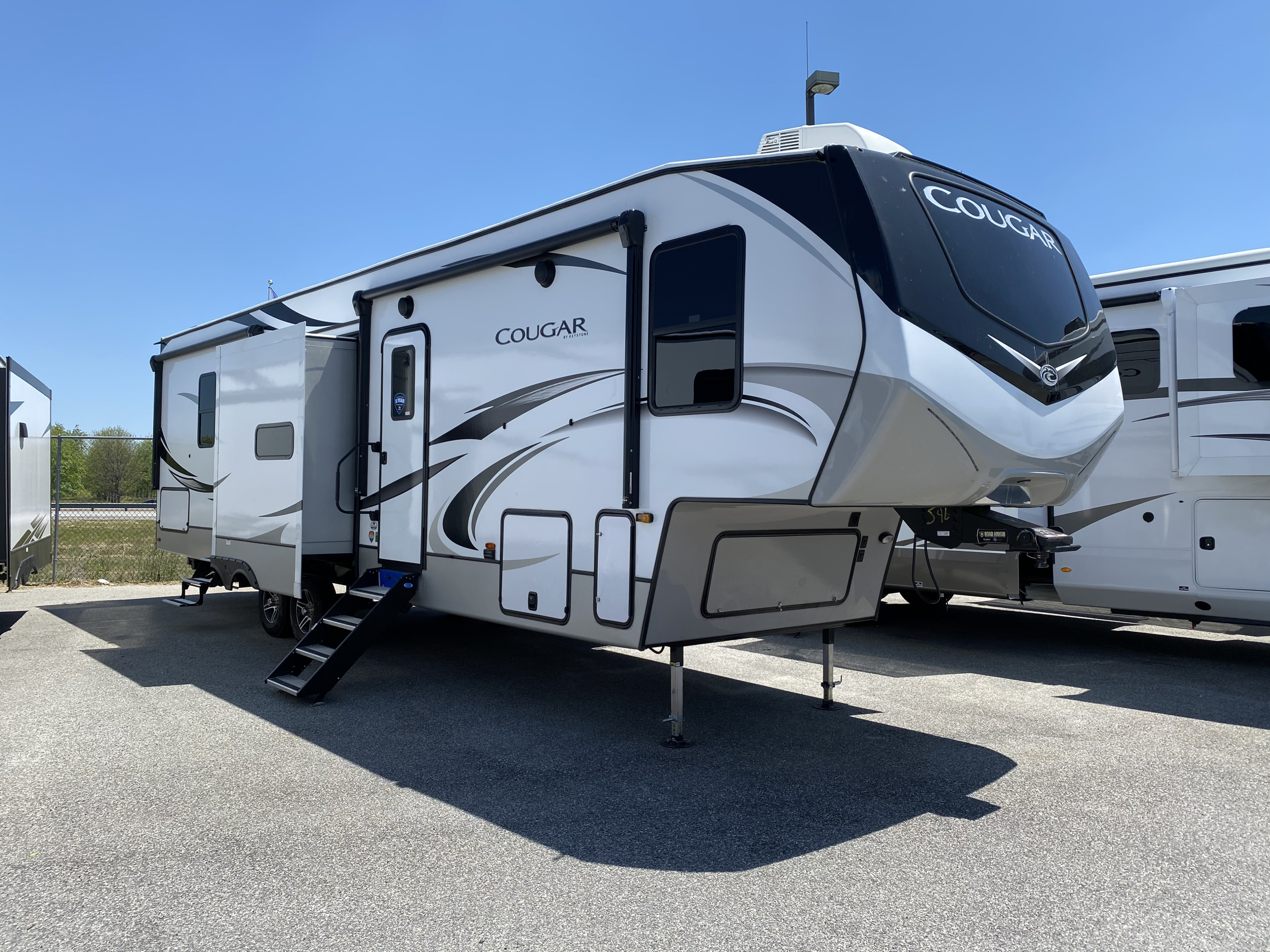 2021 KEYSTONE COUGAR 364BHL- Weekend Delivery Preferred!