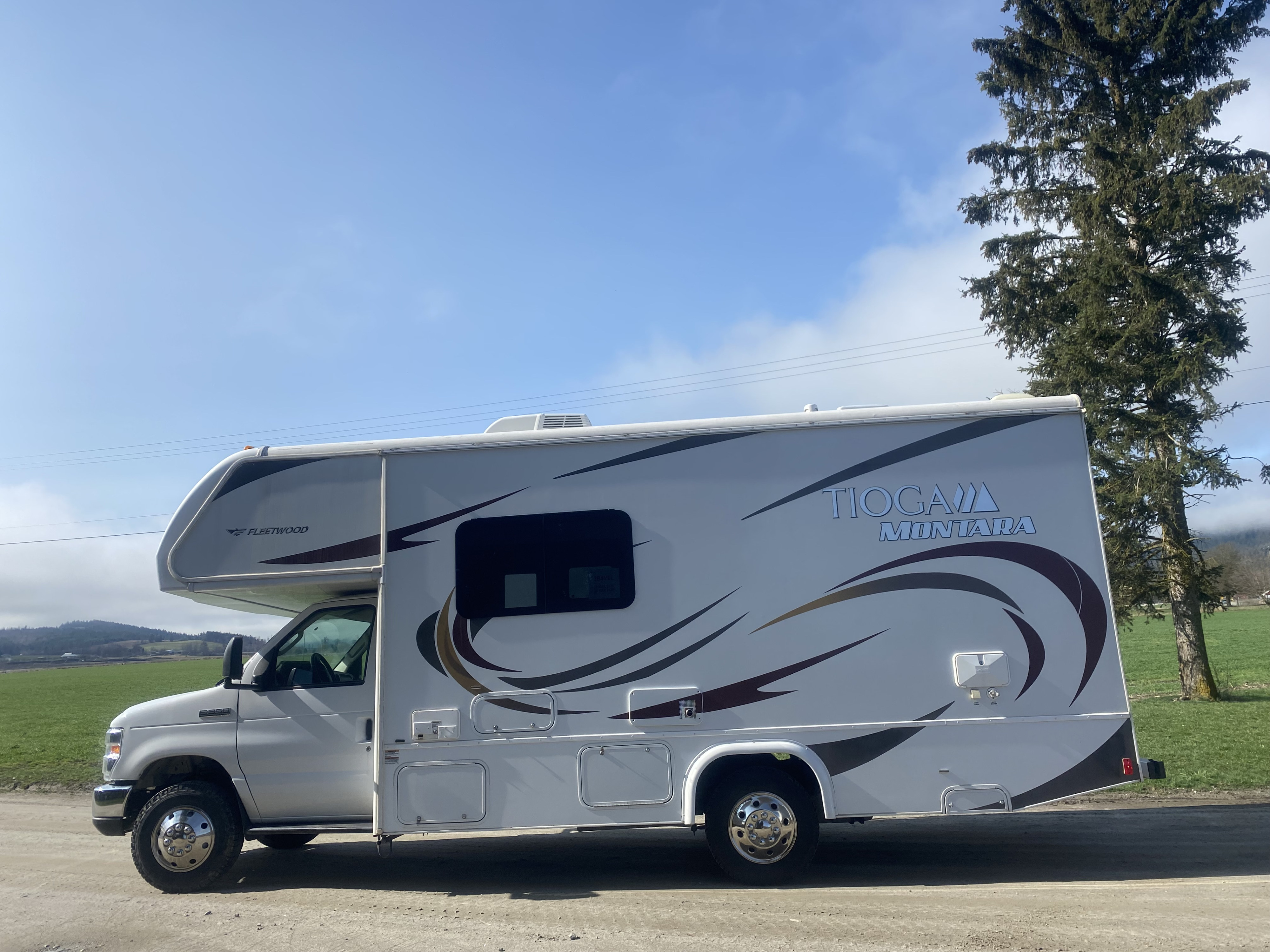 2016 Fleetwood Tioga Montara View 4 - Calgary RV Rental Details