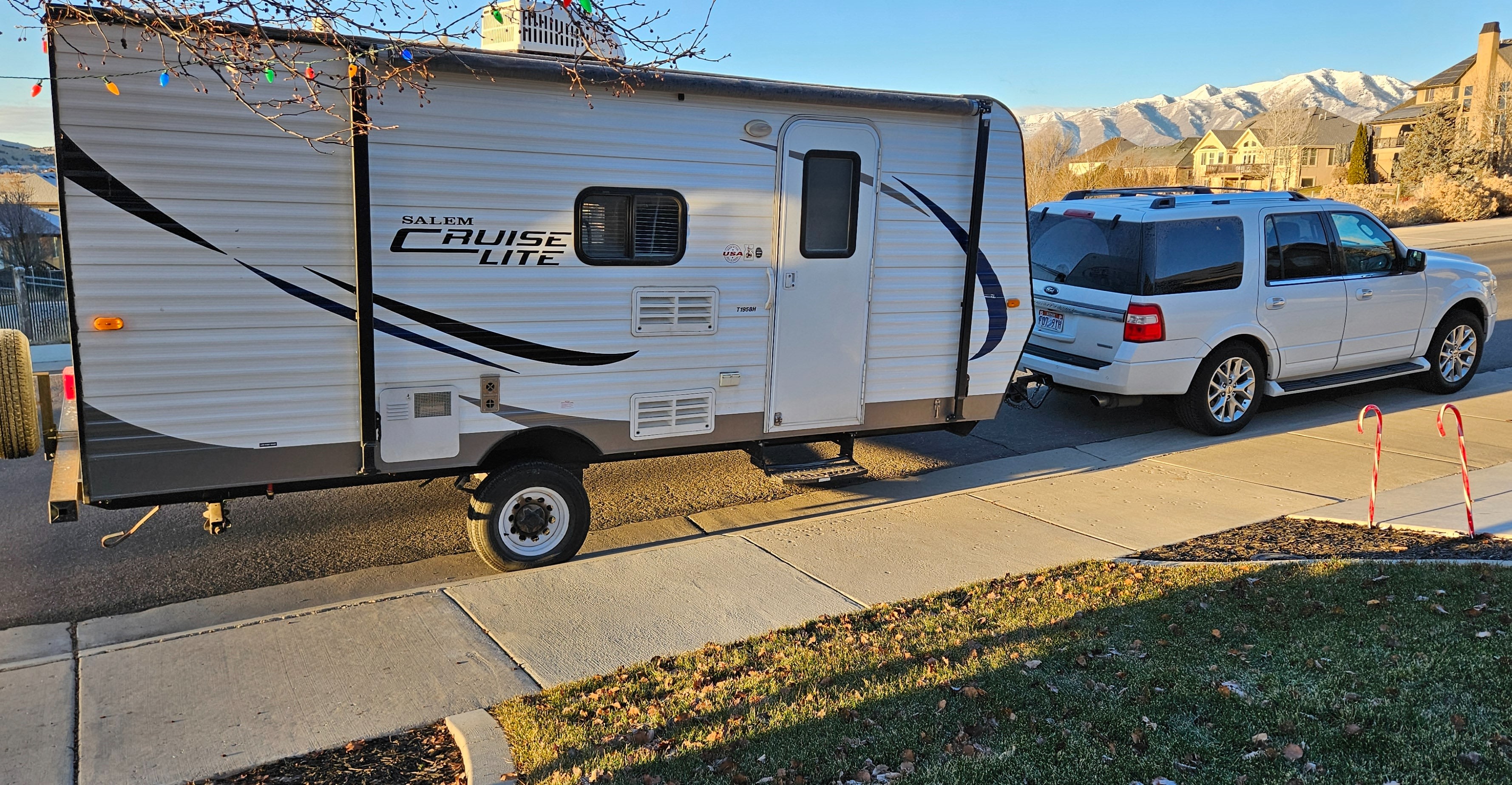 Lightweight 21' trailer, easy tow, sleeps family of 5!