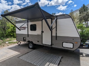 LIKE NEW 2023 Coleman 21ft | FIREPLACE FOR COOL SEASON