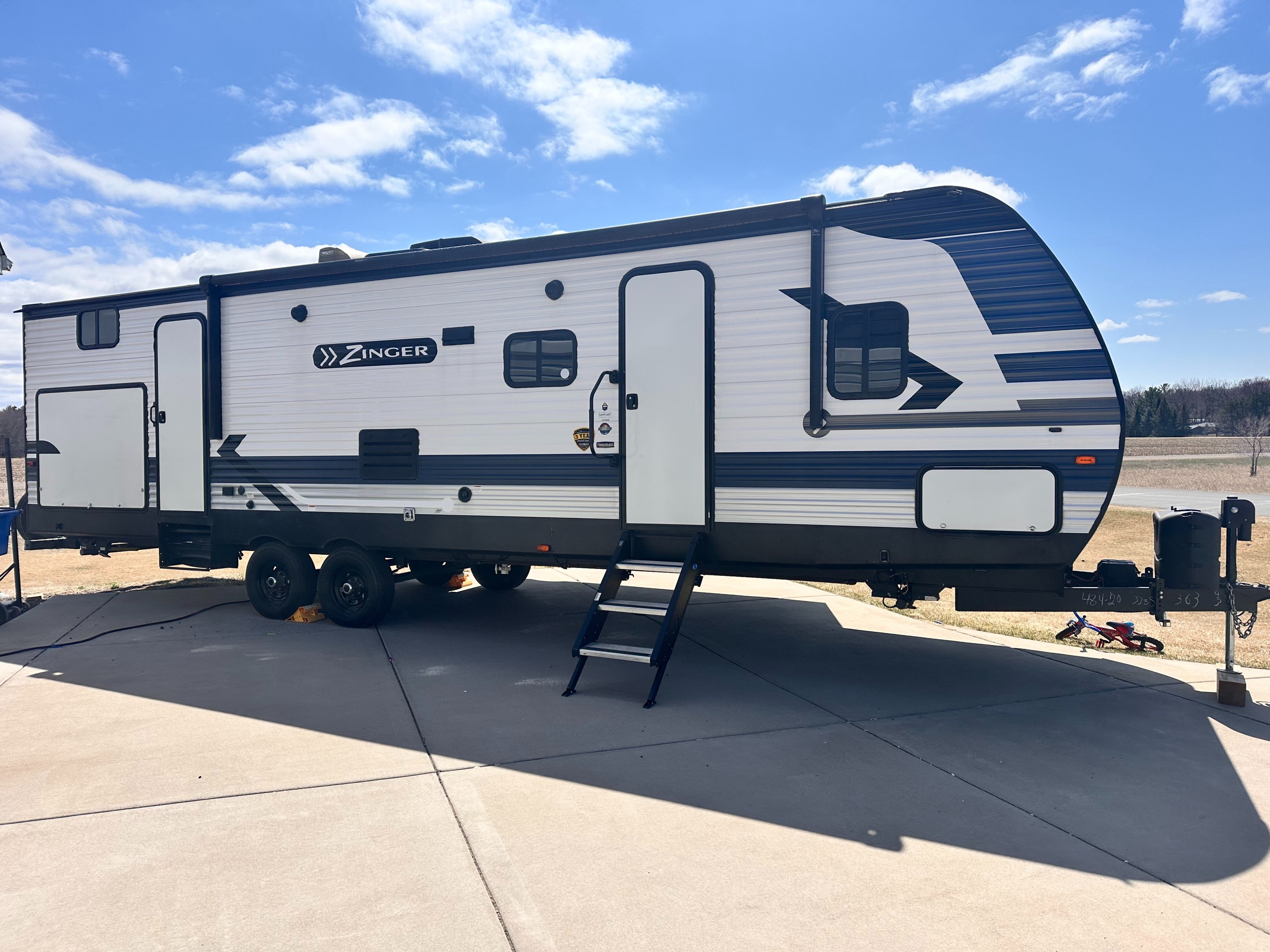 CrossRoads Zinger 328 SB Travel Trailer