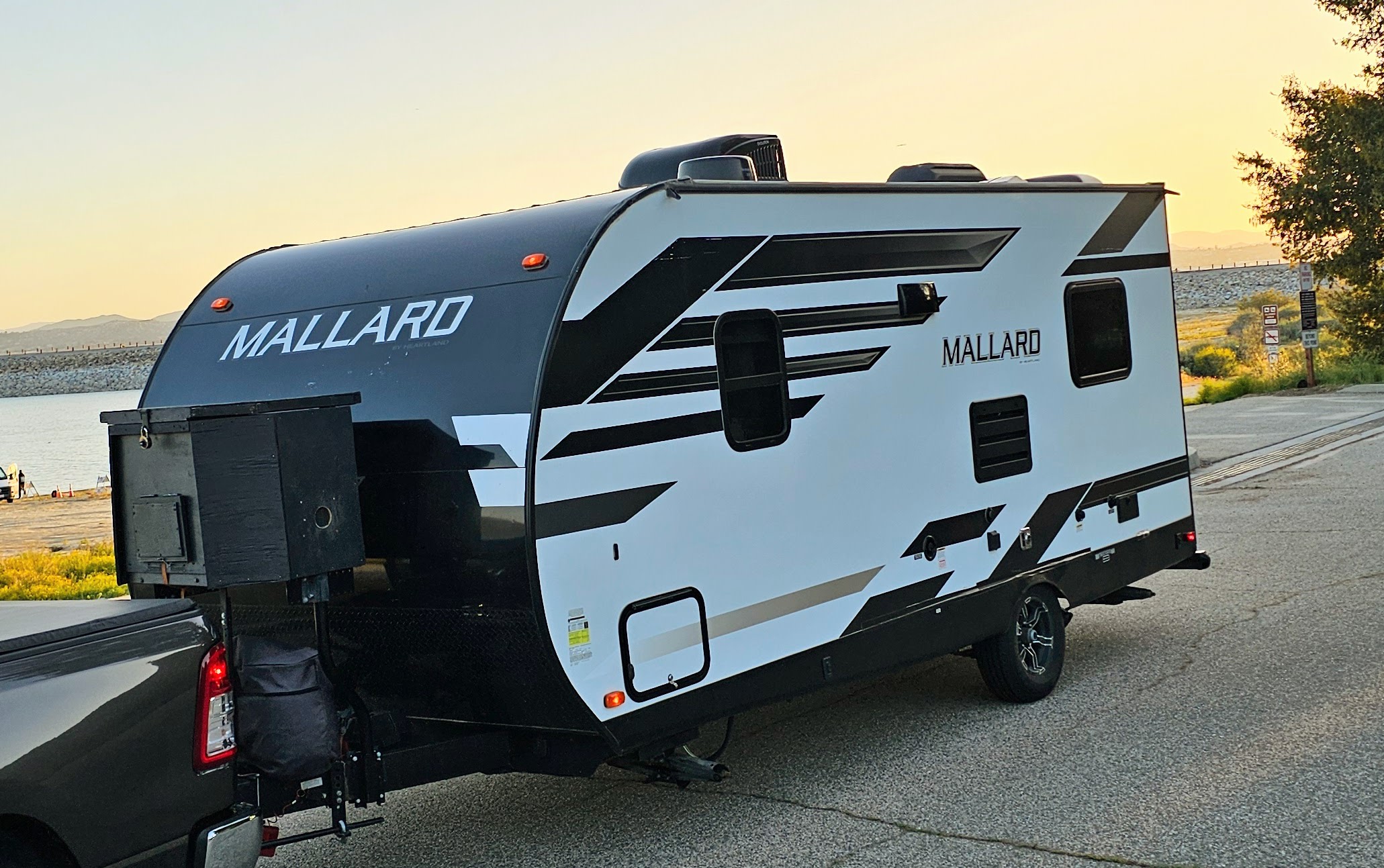 22ft. Camping Travel Trailer that’s lightweight & easy to pull at 5K lbs