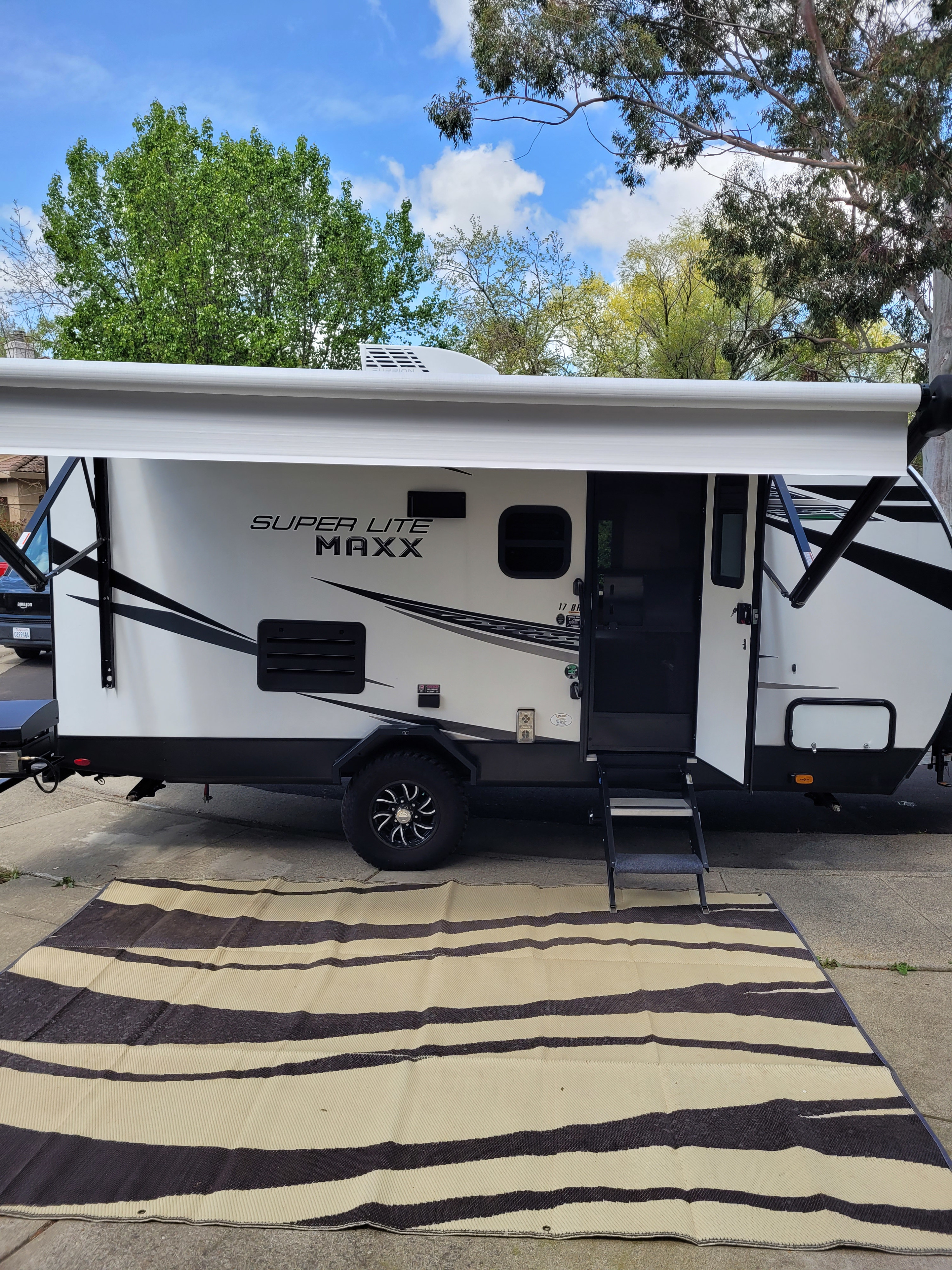 Family Fun on the Go – 17' Travel Trailer with All the Essentials!