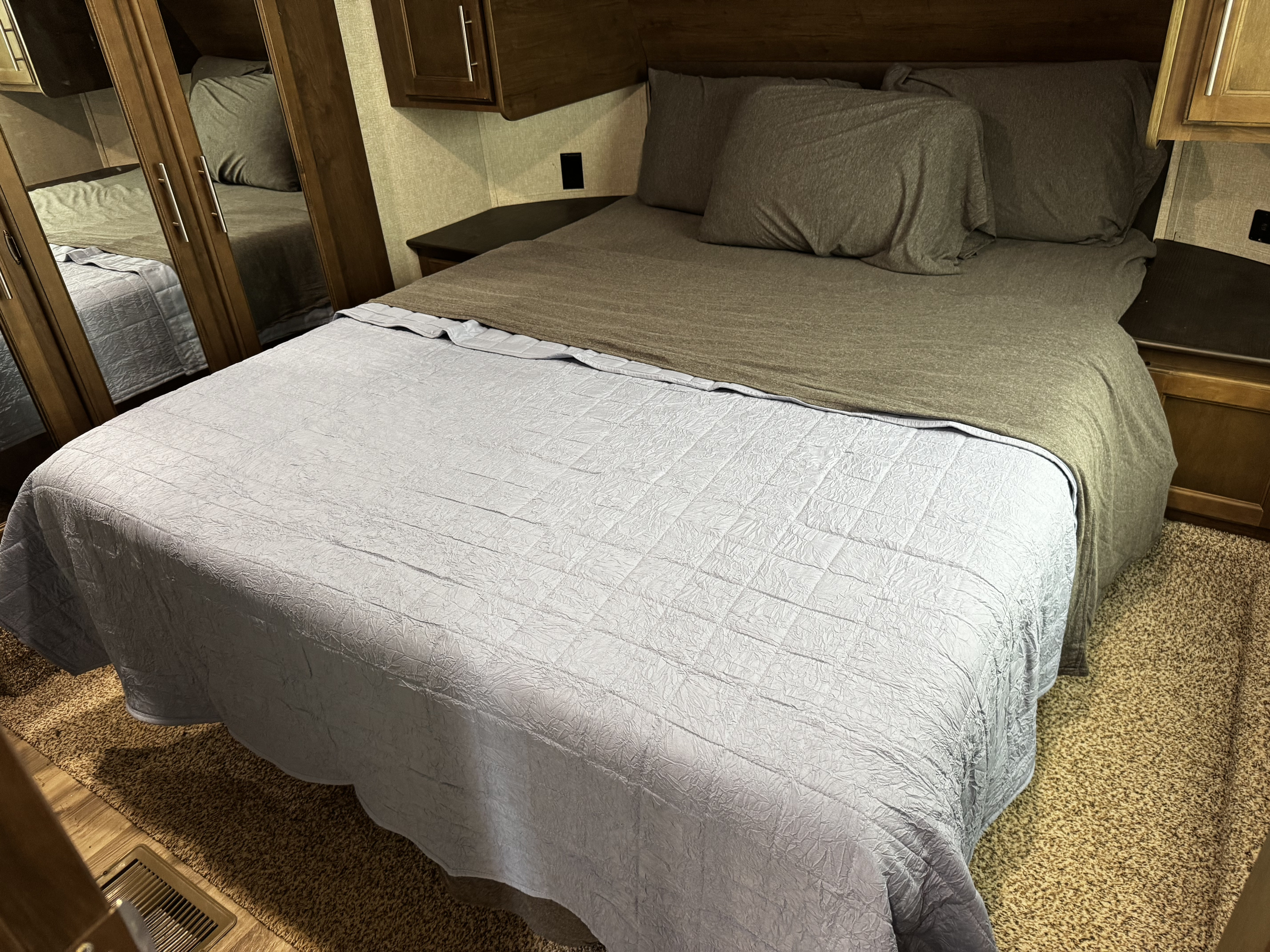 Cozy RV rental bedroom.. Keystone RV Cougar 2019