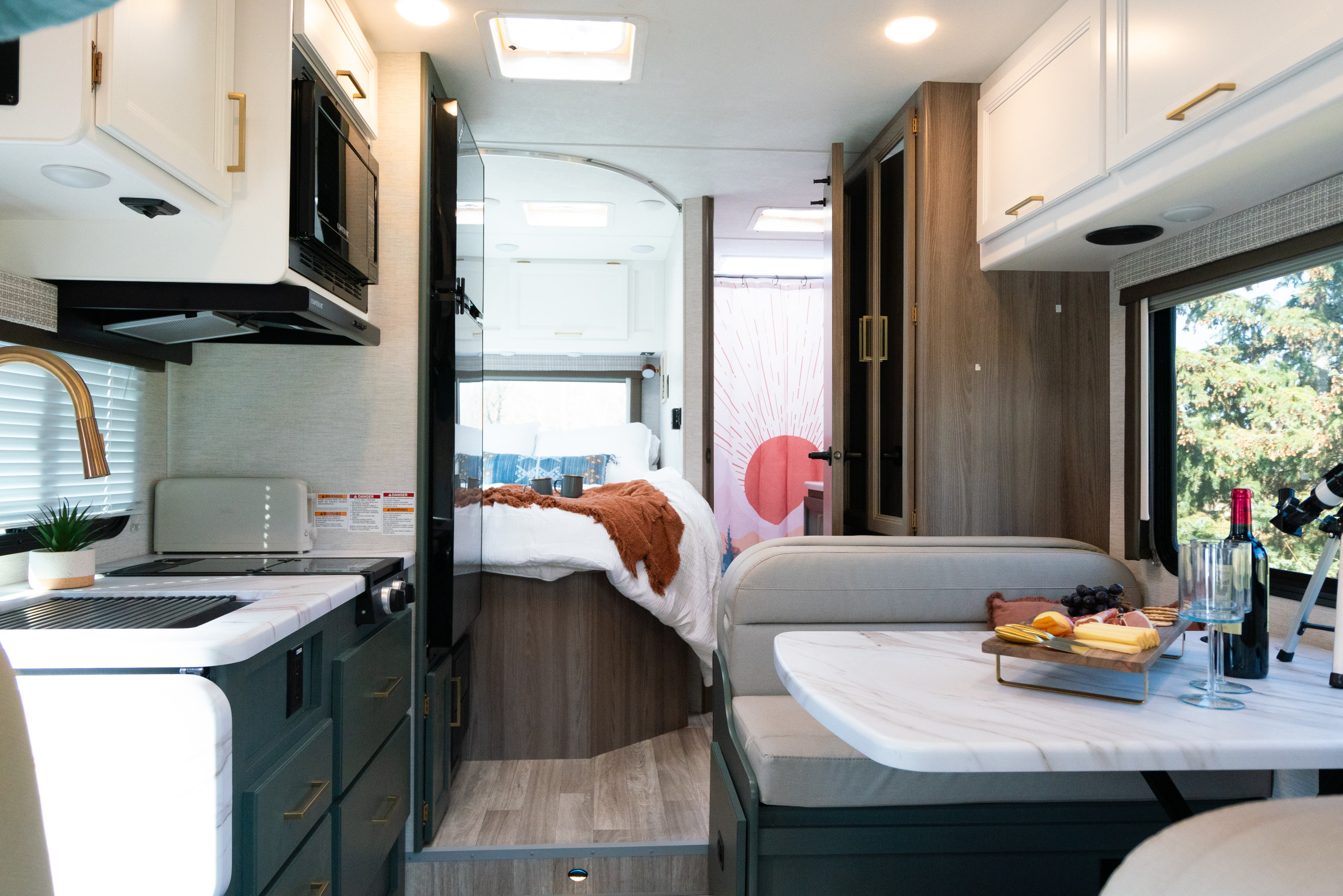 2025 Fully stocked cozy Class C - take the family to all the parks!