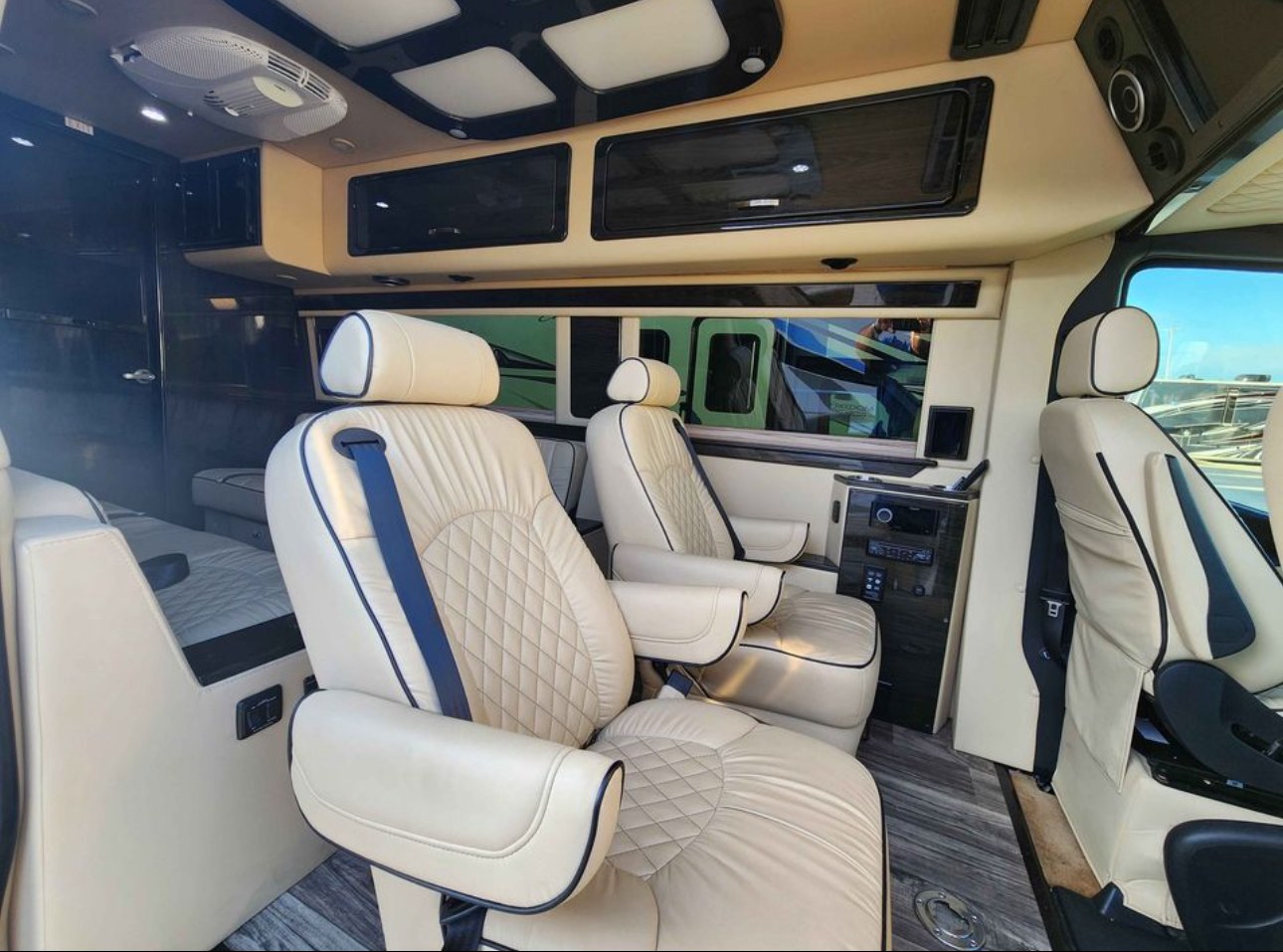 ULTIMATE TOYS LUXURY RV 10 PAX FULLY LOADED BATH/KITCHEN/ENTERTAIN