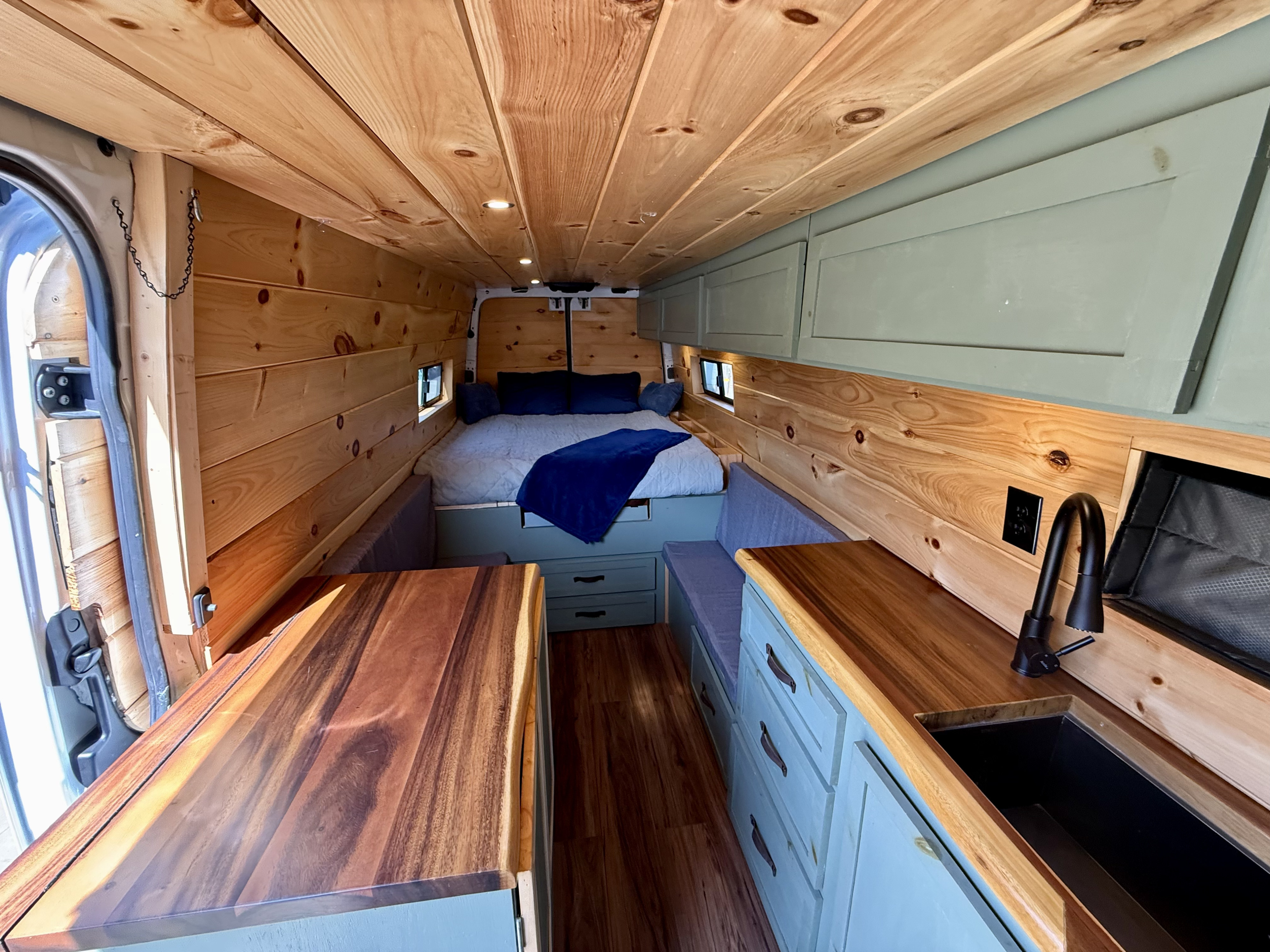 Nomad’s Paradise: Elegant Rolling Oasis with Cozy Comfort +Wifi
