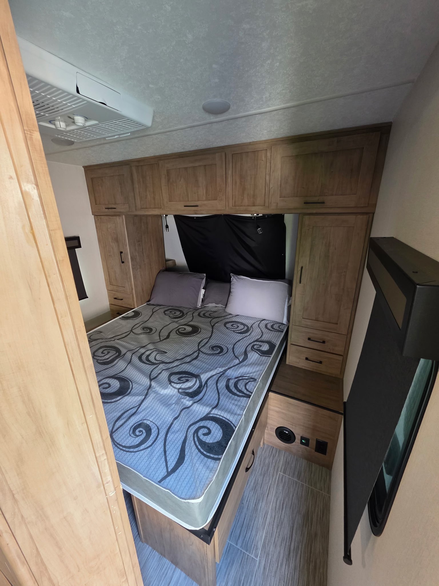 Forest River Coachmen Freedom Express Ultra Lite 2024