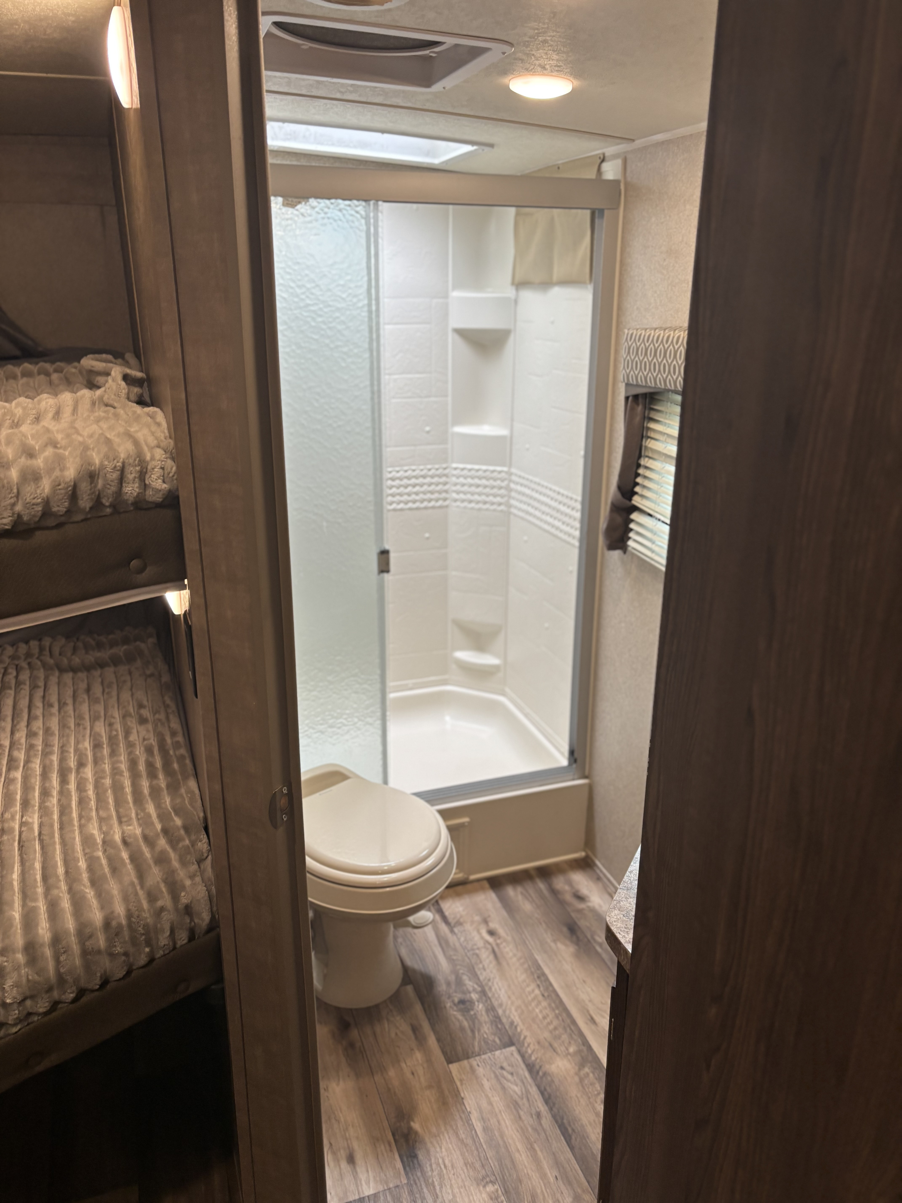 Experience comfort in this RV rental! Features include a full bathroom with shower and toilet, plus cozy bunk beds.. Forest River Flagstaff Super Lite 2017