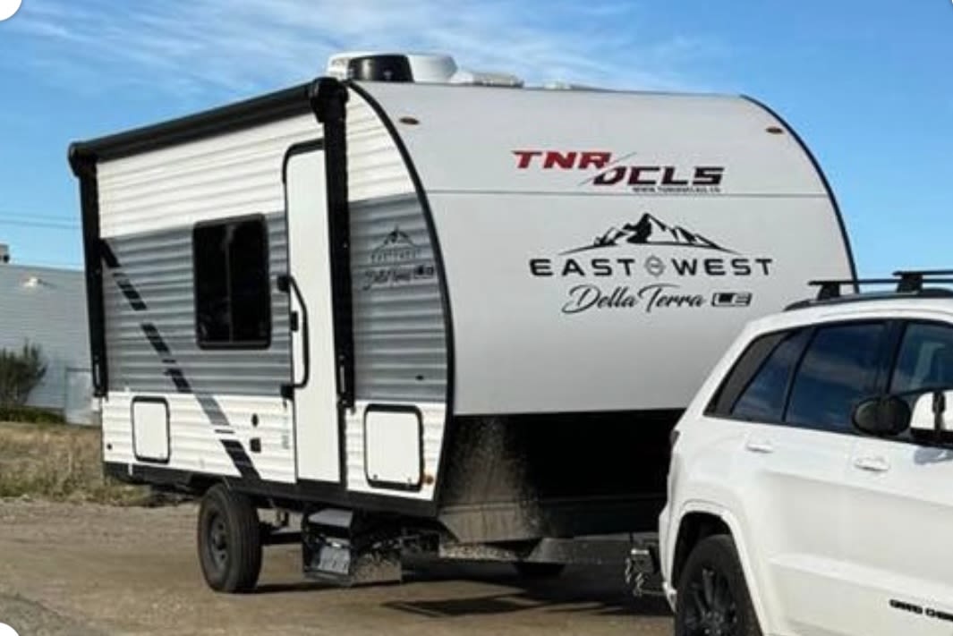 Miraflores' East to West Della terra le Travel Trailer