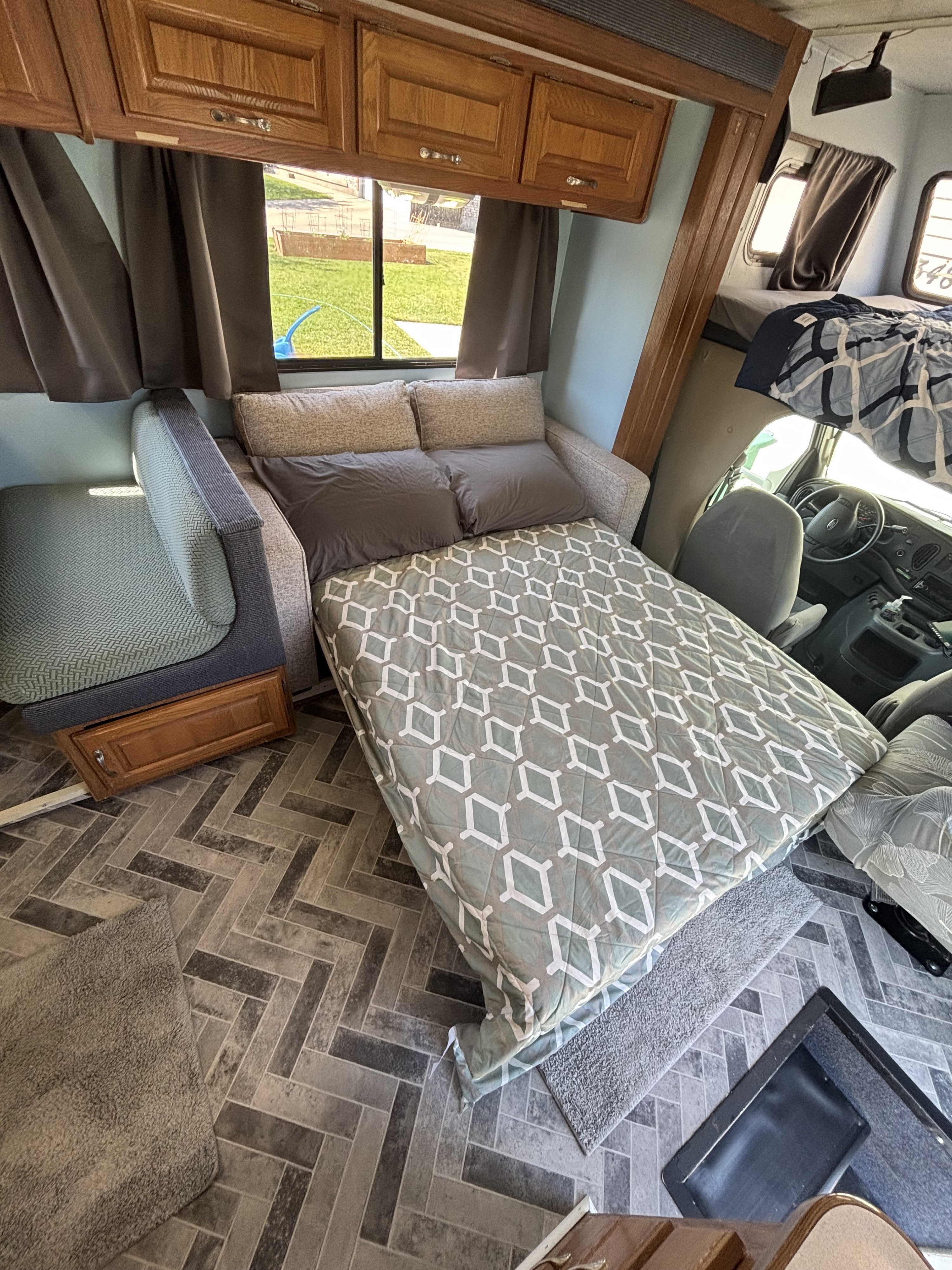 Inside this **rv rental**, discover a convertible sofa bed, overhead bunk, cozy seating, and durable flooring.. Four Winds Majestic 2005