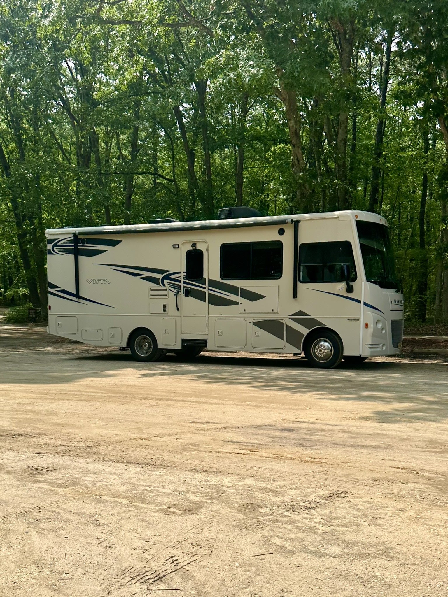 Winnebago-Superior Ride-Deluxe Living-Family Fun