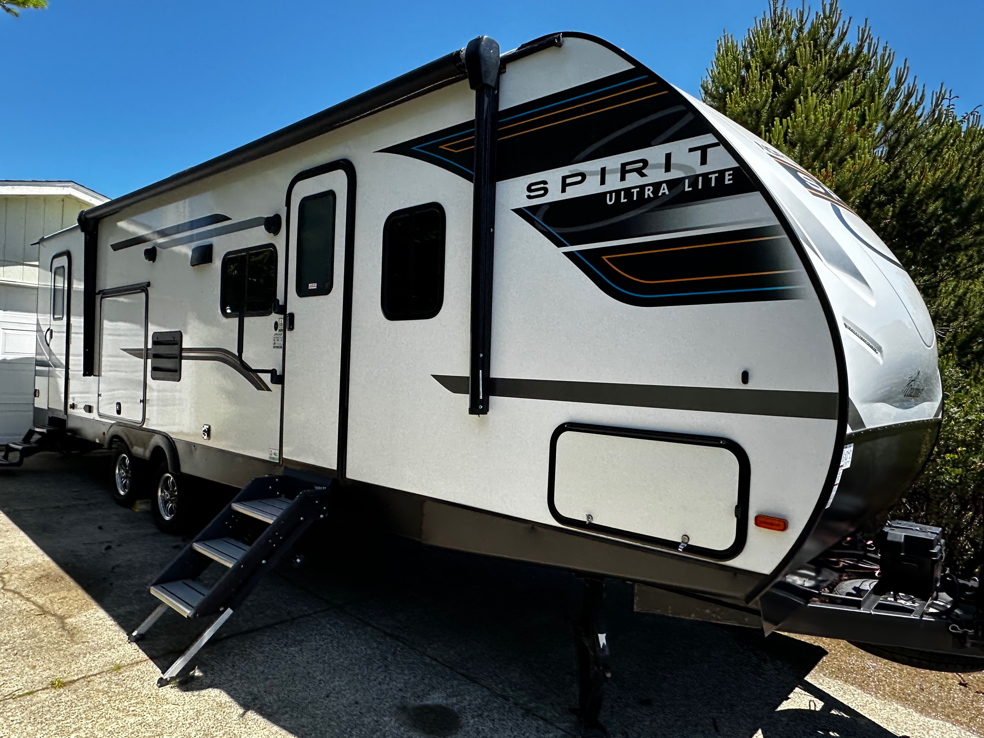 Shadow Wave Voyager — Cozy 29’ Adventure Camper | Family & Pet Friendly