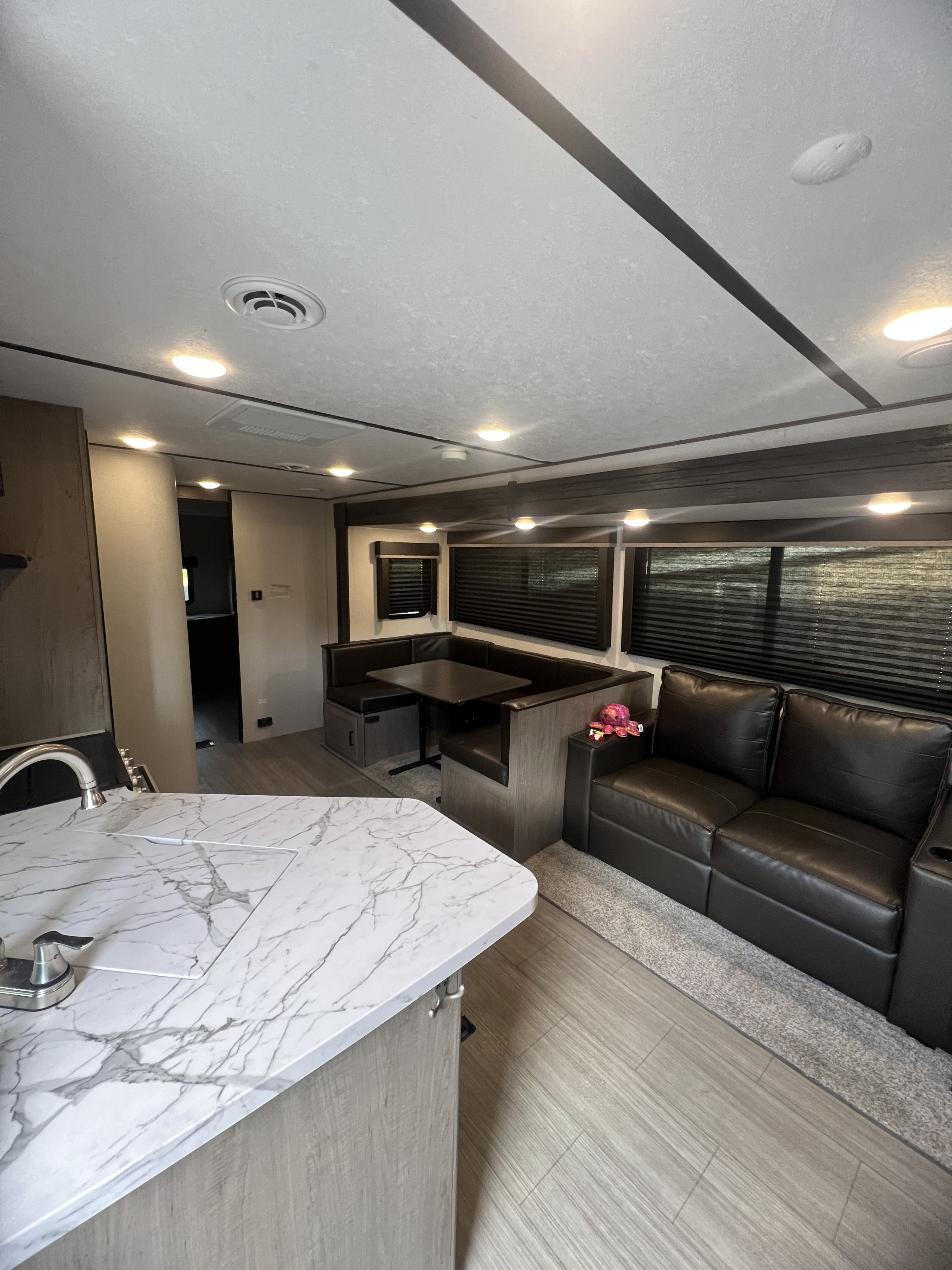Step inside this inviting rv rental. Features include a modern kitchen, comfortable dinette, and plush sofa, ideal for travel adventures.. Keystone RV Hideout 2021