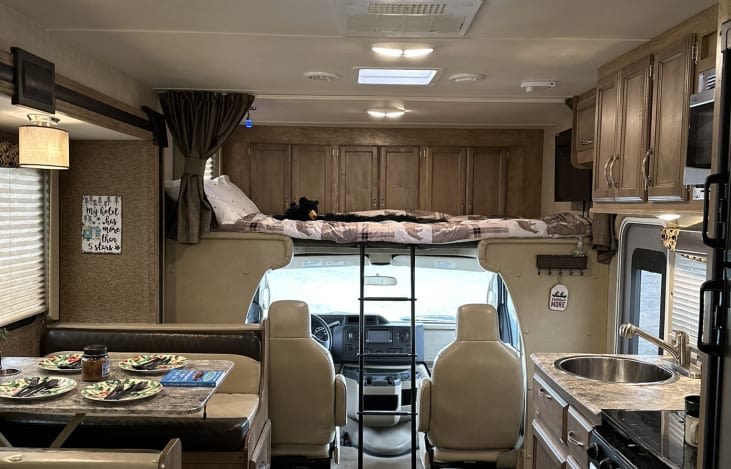 Spacious rv rental interior with dinette, overhead bunk, front cockpit, and fully equipped kitchenette.. Gulf Stream Conquest 2023