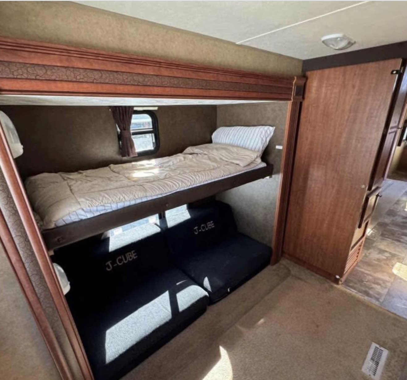 Cozy RV rental bunk beds offer flexible sleeping & seating with J-Cube cushions below. Perfect for family travel.. Jayco Jay Flight 2013