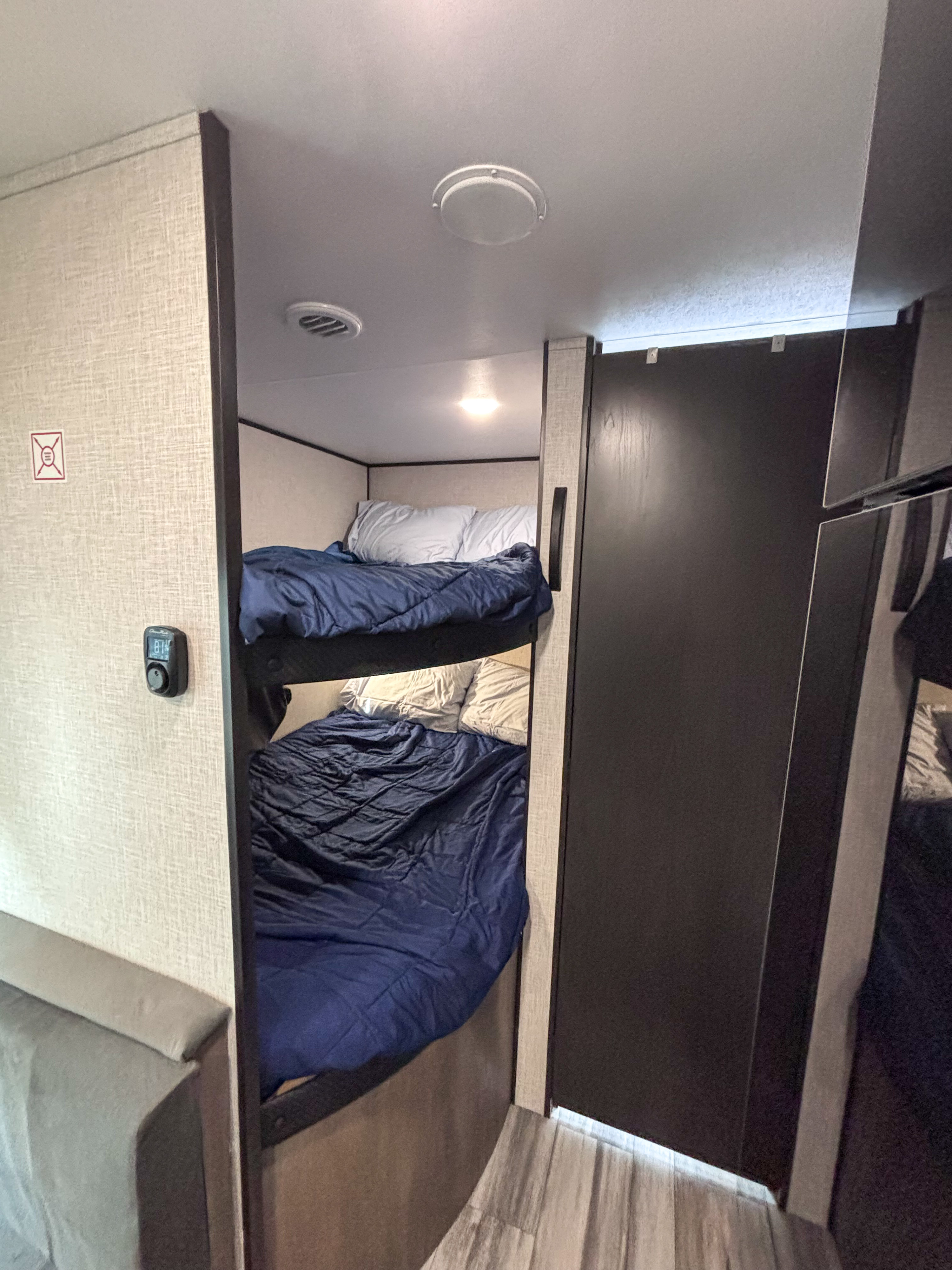 Explore this RV rental's cozy bunk beds, perfect for extra guests. Features include a thermostat and compact interior.. Jayco Jay Flight slx 260 bhw 2025