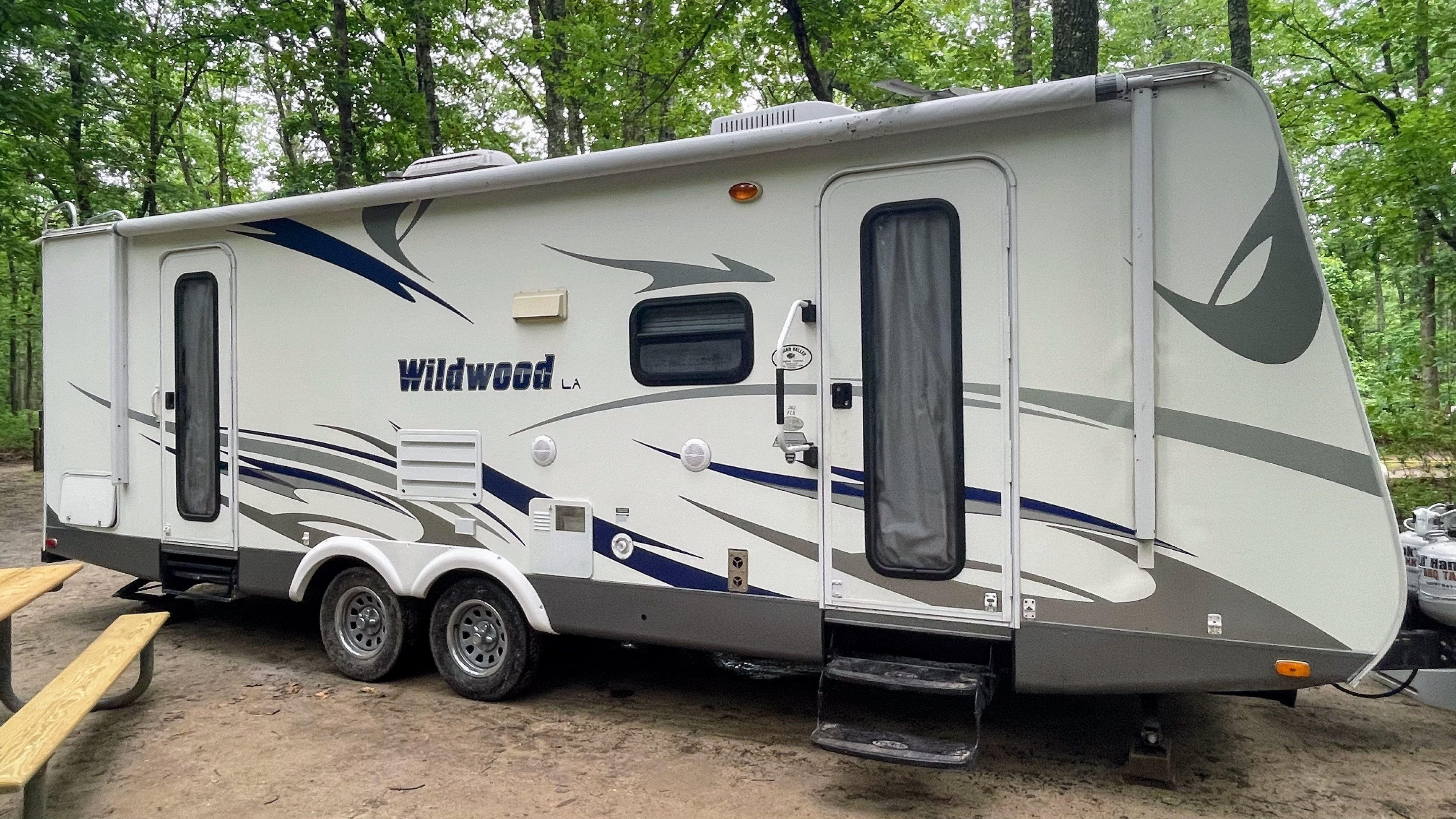 【中古】 L’attirail ラティライユ / Wilderness 2009 Forest River Wildwood LA Travel trailer in North Middletown