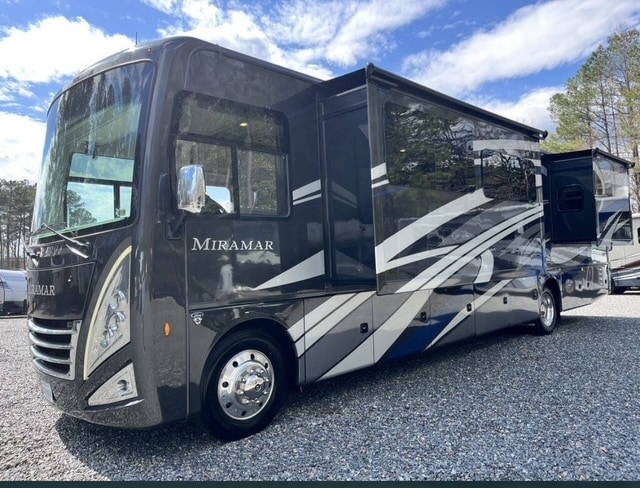 Luxury 2023 Thor Sleeps 8+
